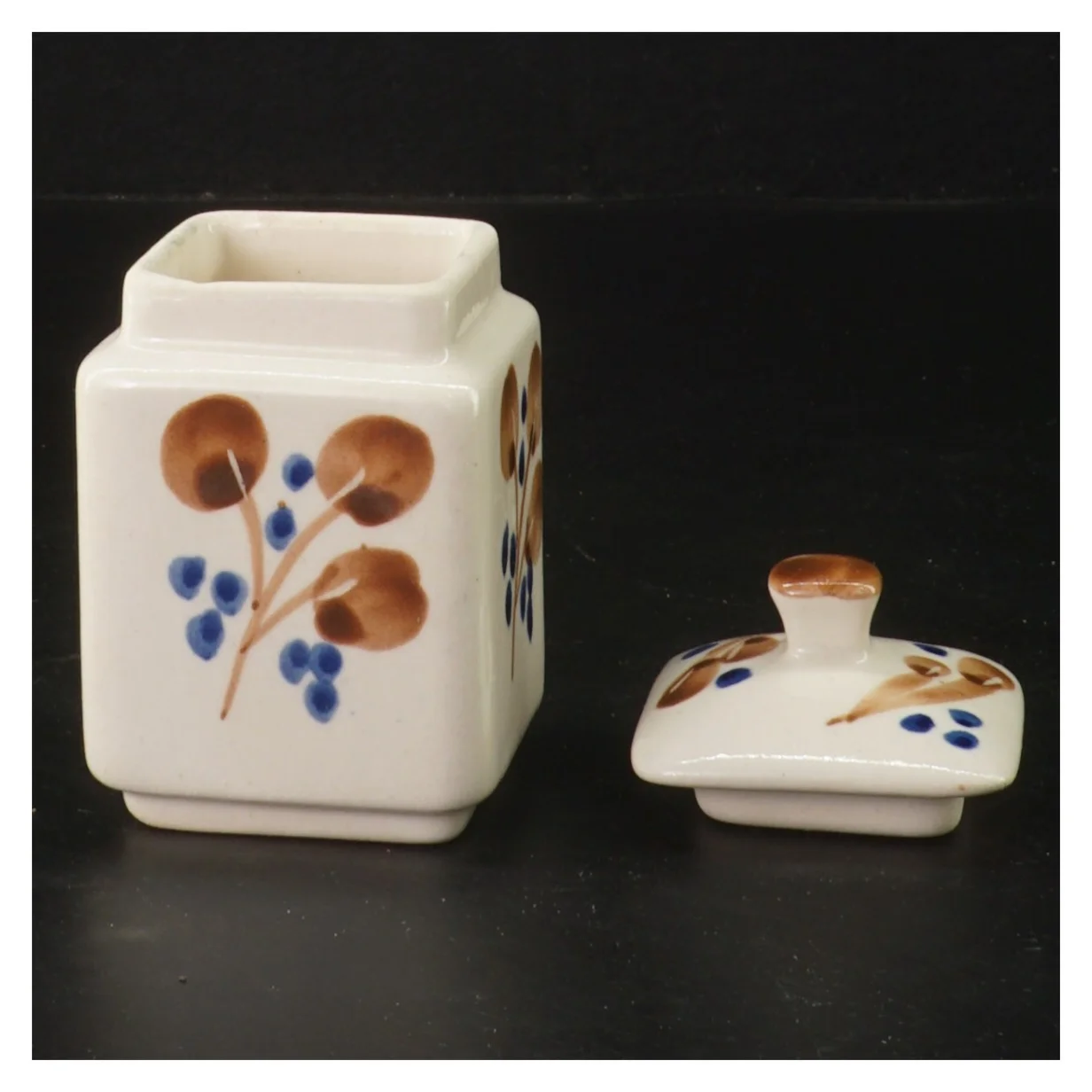 Keramikkrukke med låg (str. 10 cm)