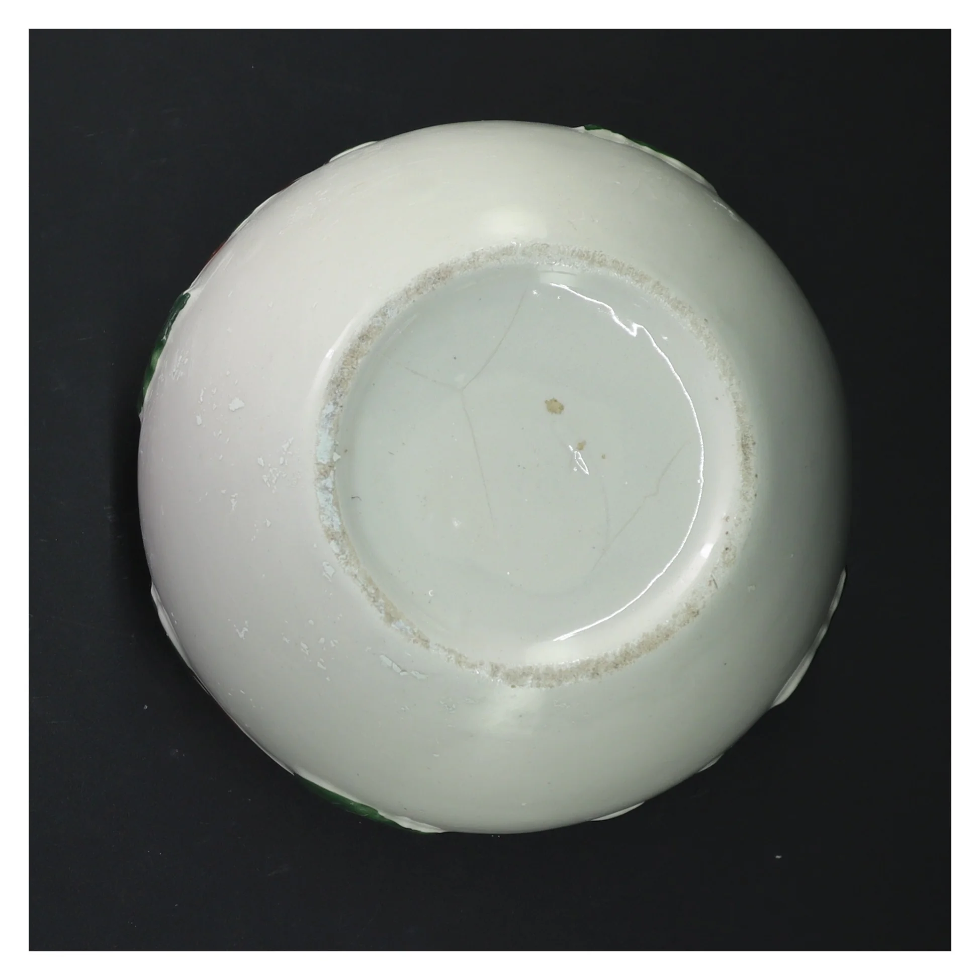 Keramisk vase med bladmønster (str. H. 12,5 cm. ø. 15,5 cm)