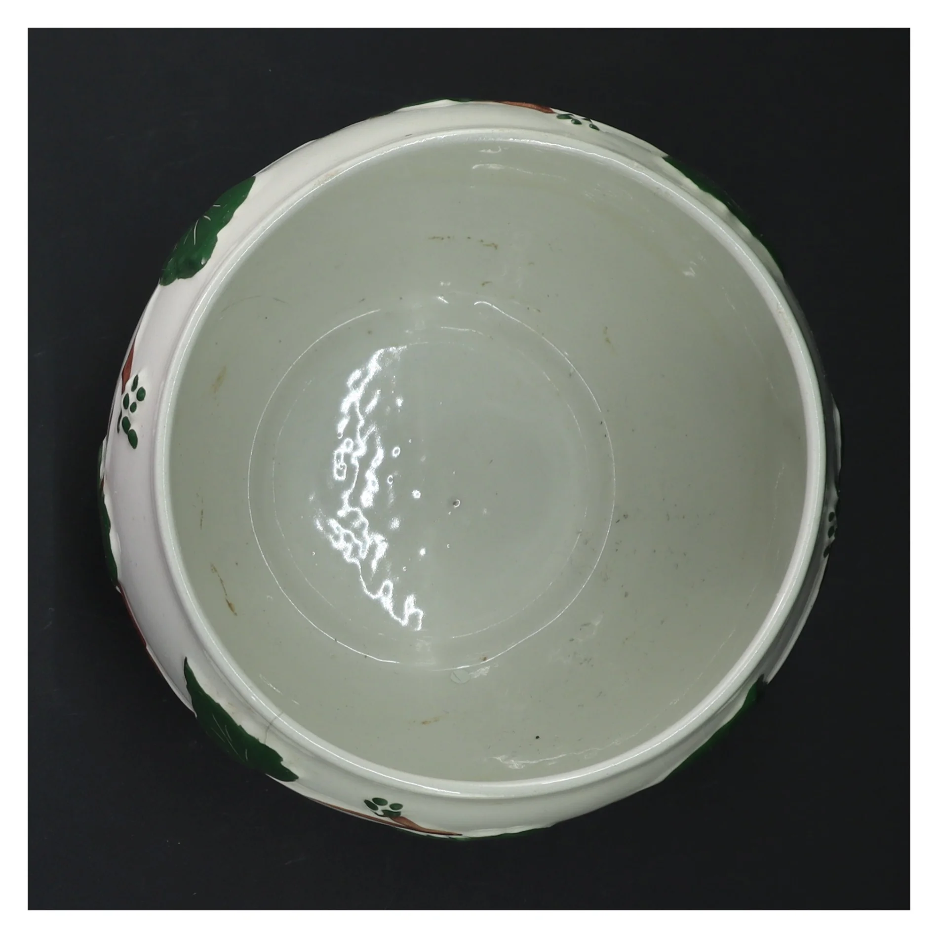 Keramisk vase med bladmønster (str. H. 12,5 cm. ø. 15,5 cm)