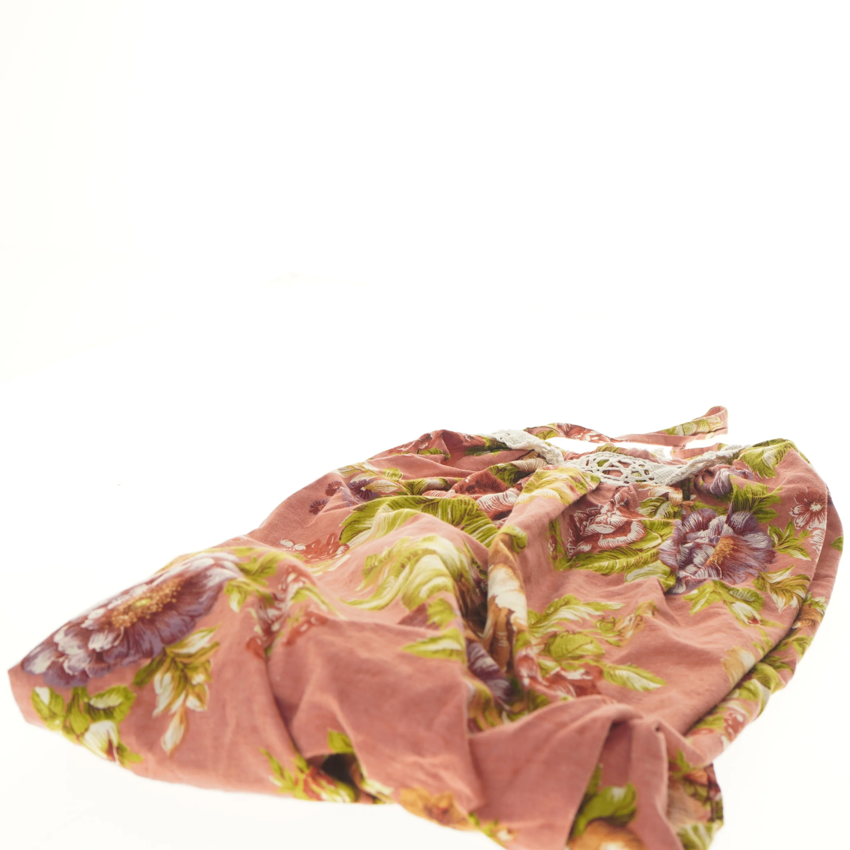 Blomstret forklæde med blondekant (str. 113x80 cm)