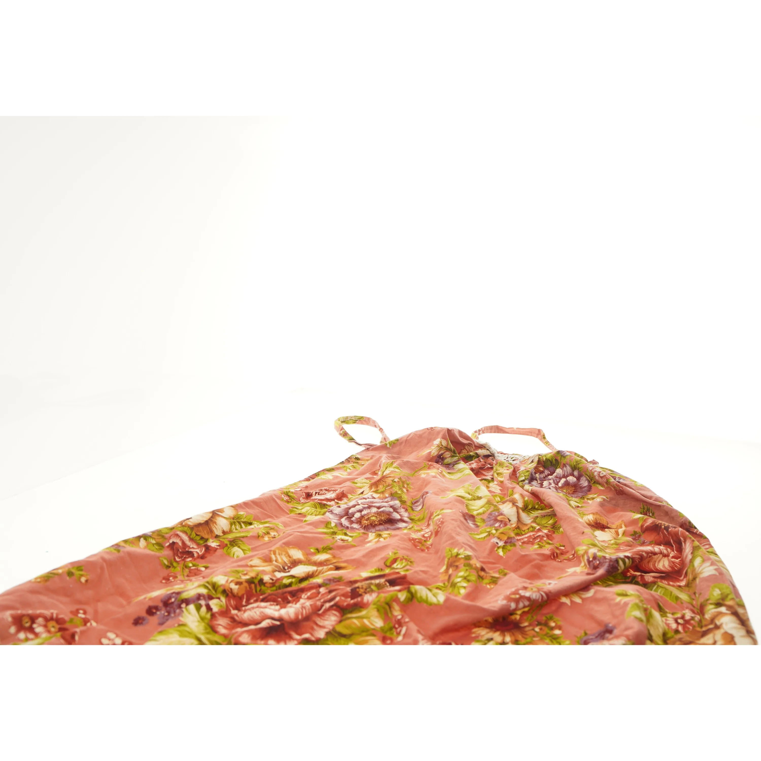 Blomstret forklæde med blondekant (str. 113x80 cm)