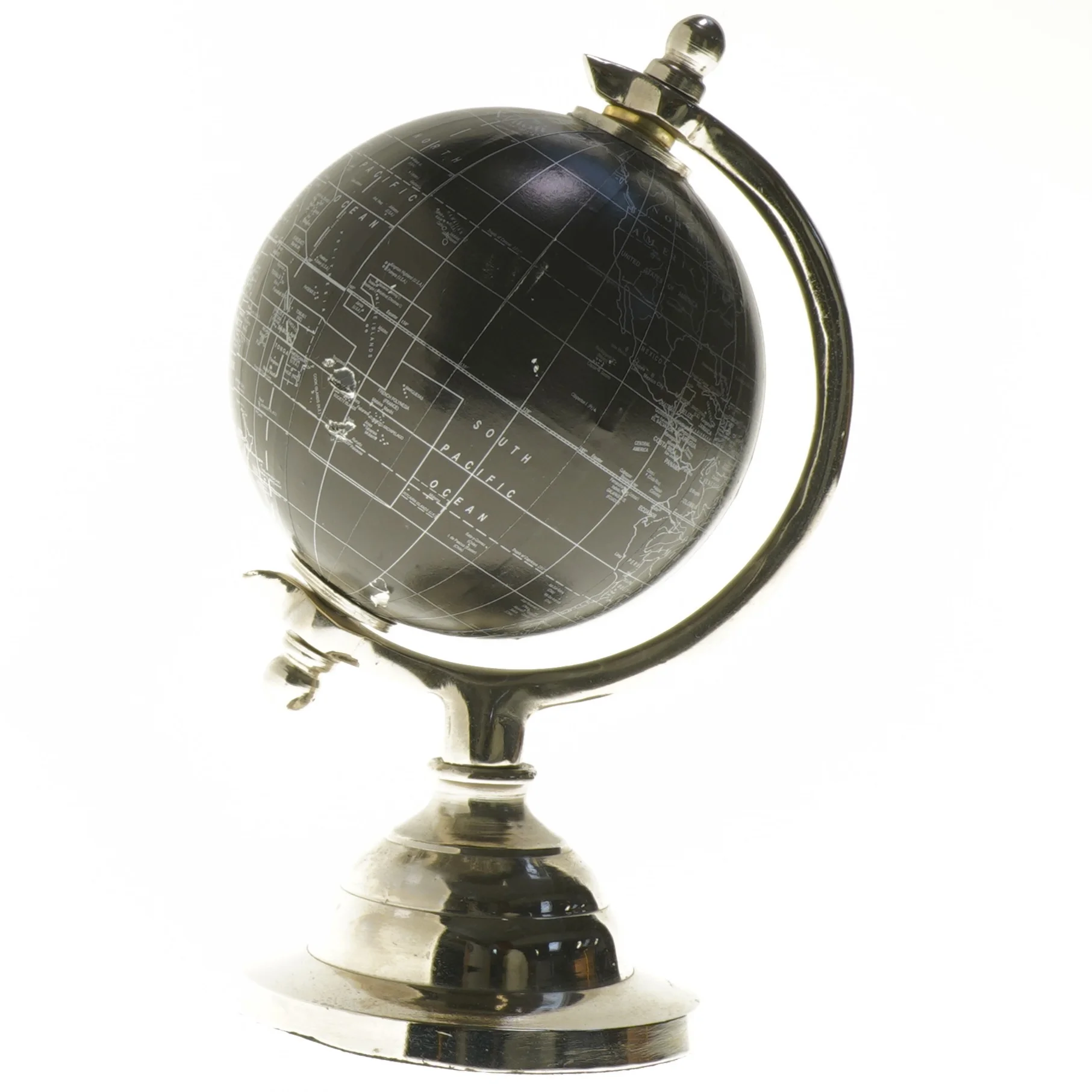 Sort globe med sølvfod (str. 24x11,5 cm)