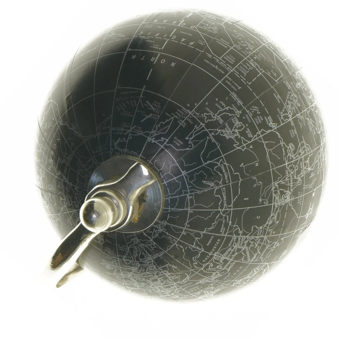 Sort globe med sølvfod (str. 24x11,5 cm)