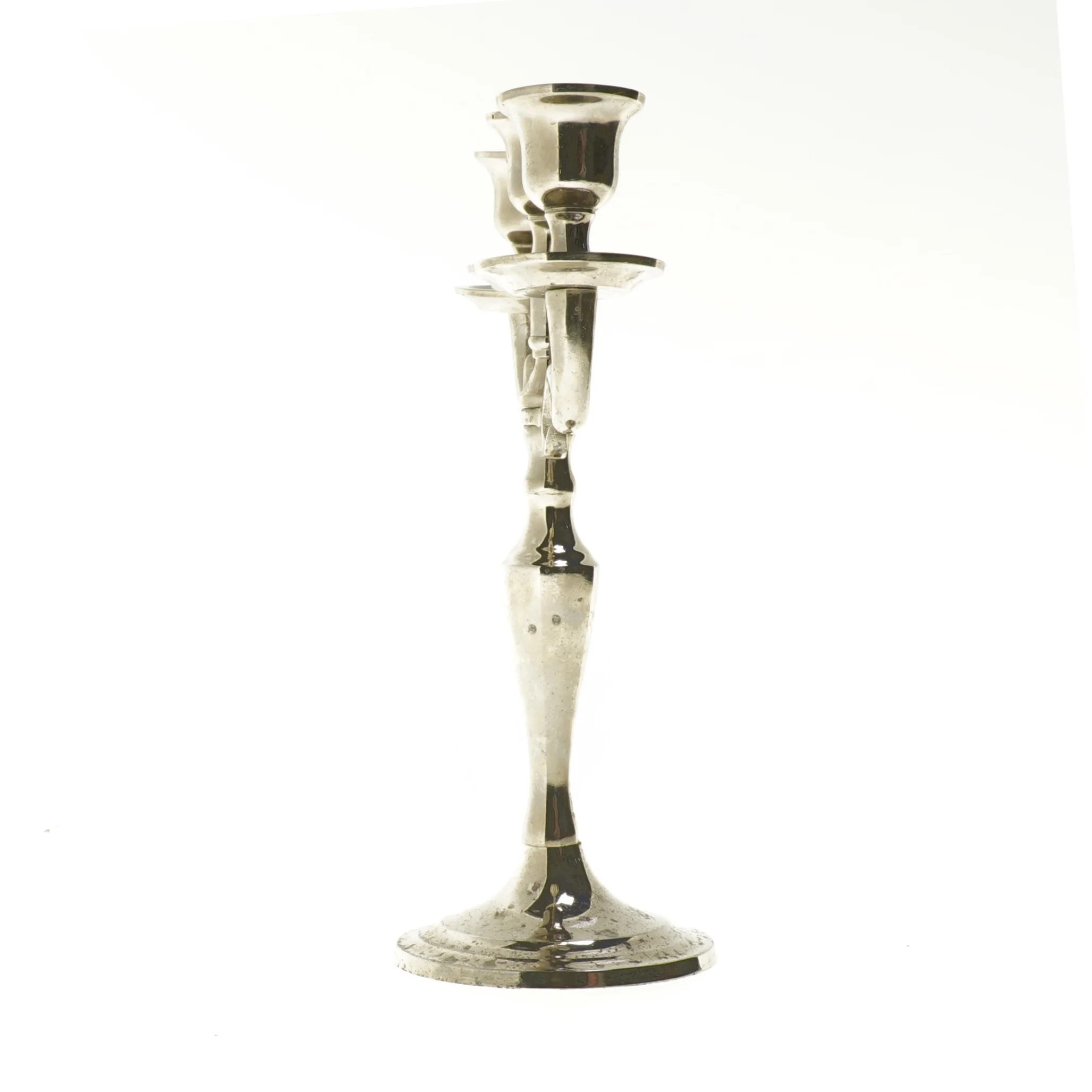 Trefunkt lysestage i sølvfarvet metal (str. 25x10x23 cm)