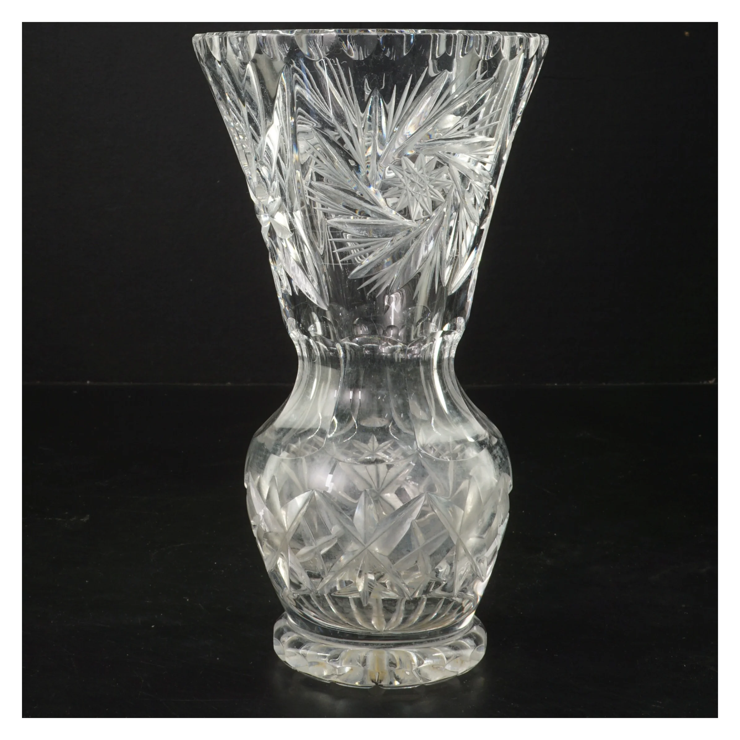 Glasvase med m&oslash;nster (str. &Oslash; 12 cm l&aelig;ngde 21,5 cm)