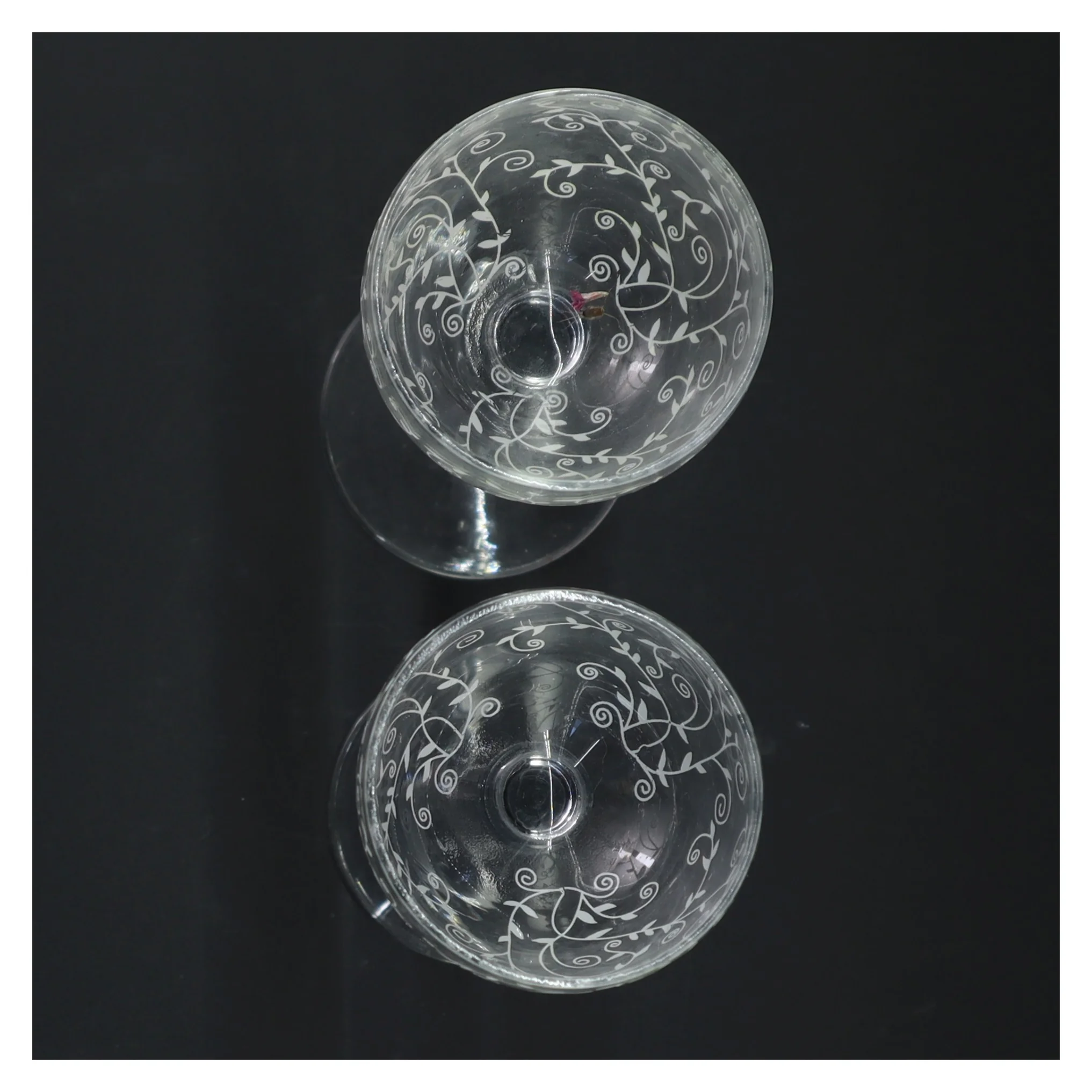 Dekoreret glasstager til lys (str. H. 22 cm. ø. 6,5 cm)