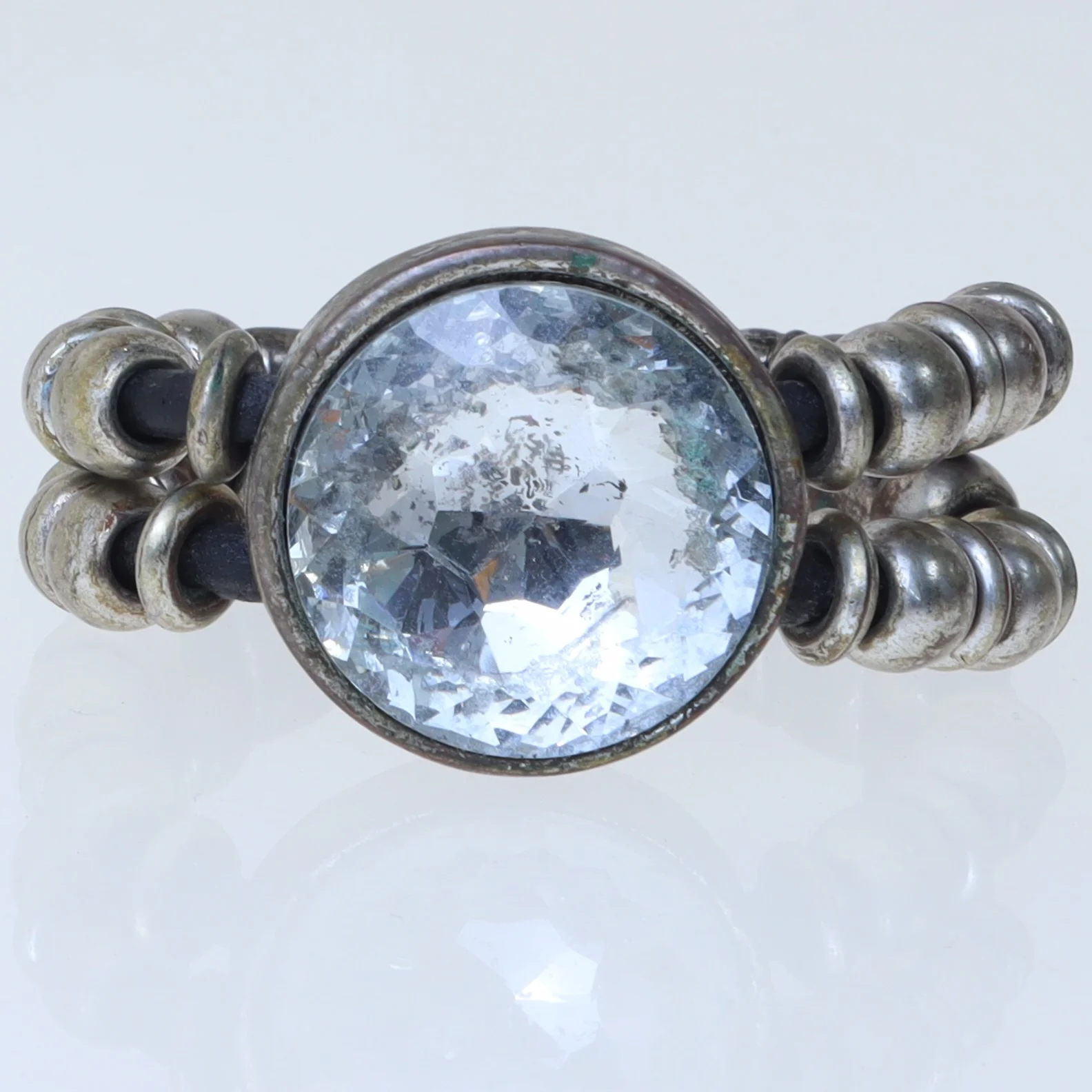 Armbånd med stor sten (str. Ø 6 cm)