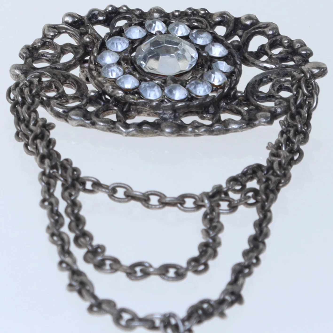 Vintage broche med kæde (str. 5,5 cm)