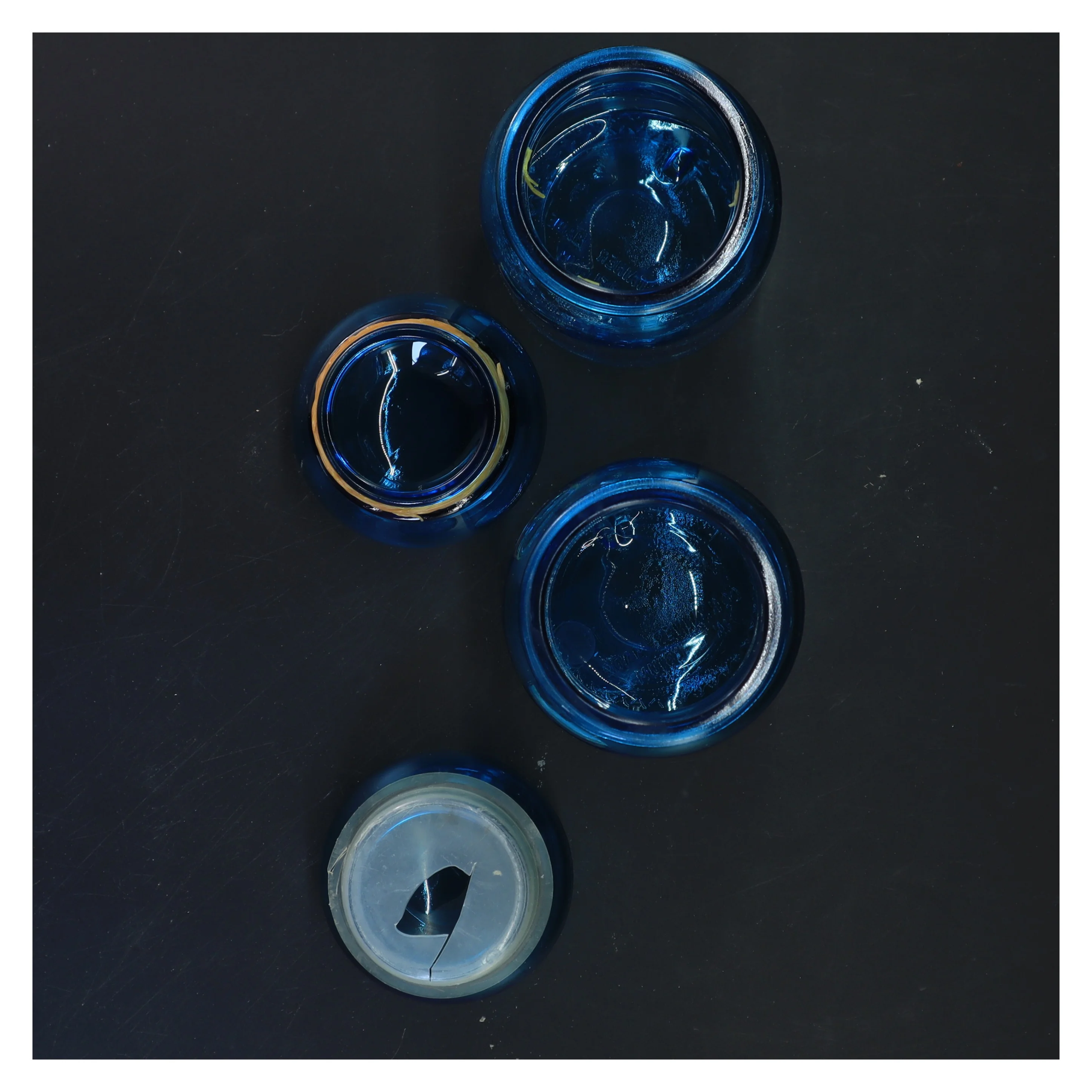 Blå glaskrukker med låg (str. 17,5 cm)