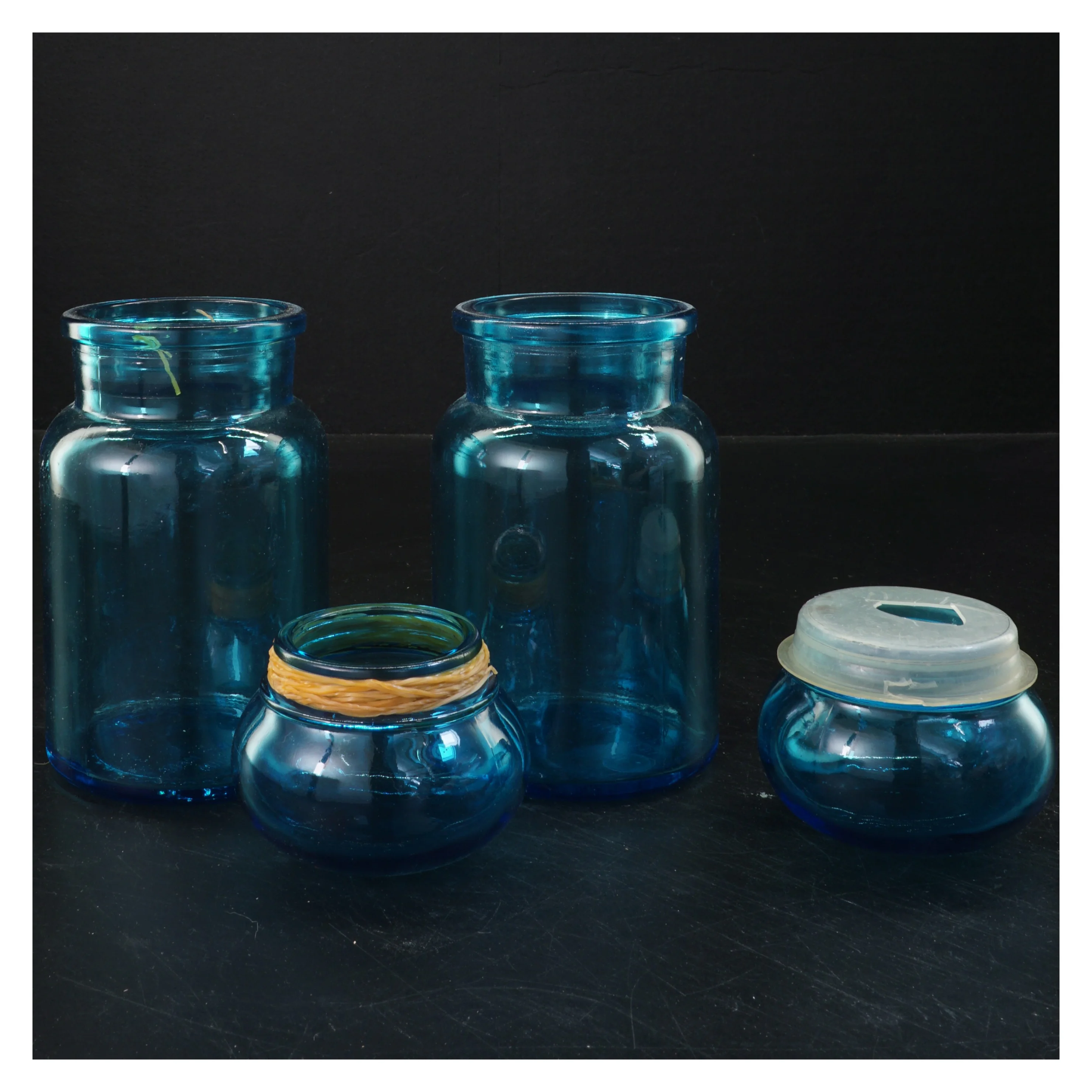 Blå glaskrukker med låg (str. 17,5 cm)