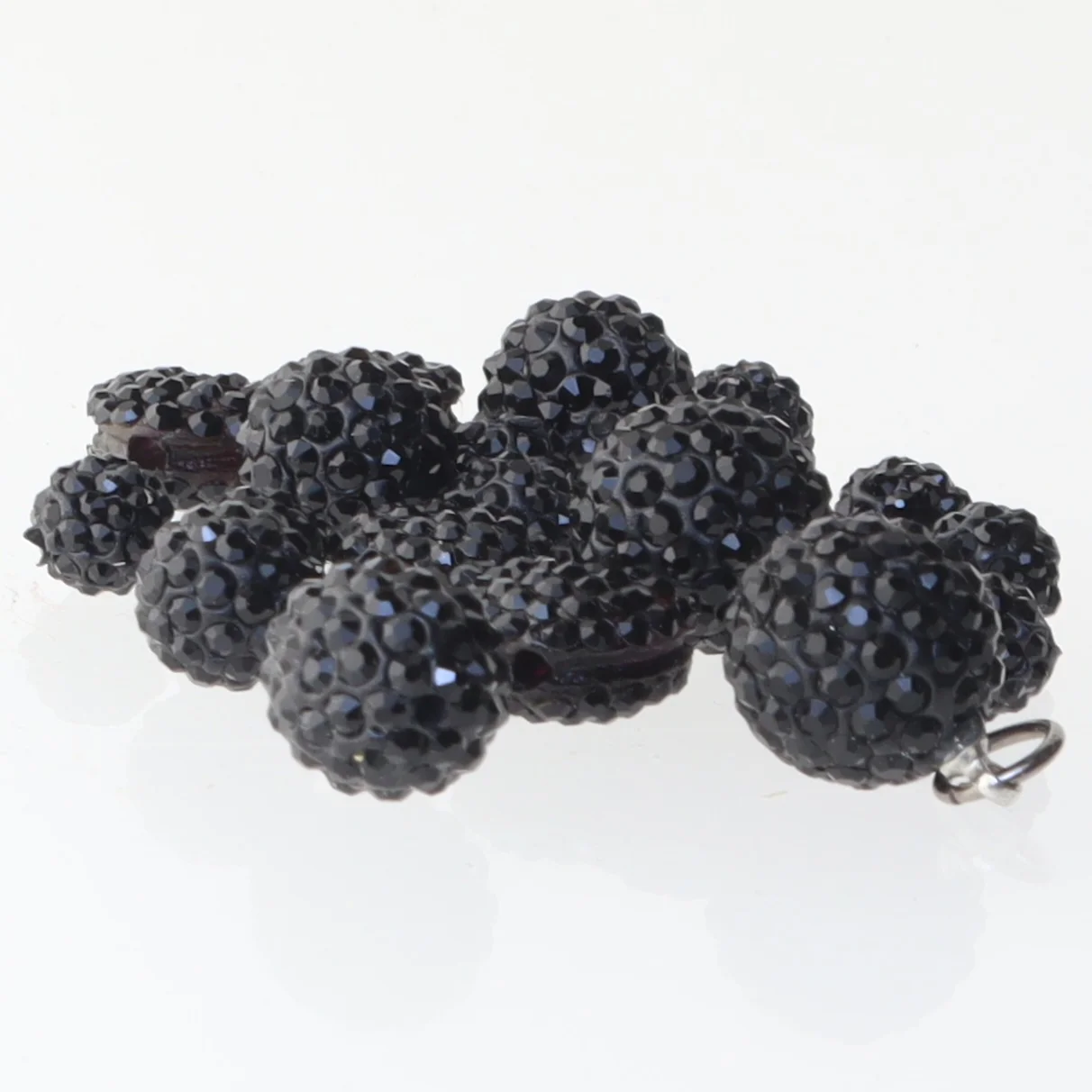 Sort perlesæt med vedhæng og smykkeperler (str. 10 mm)