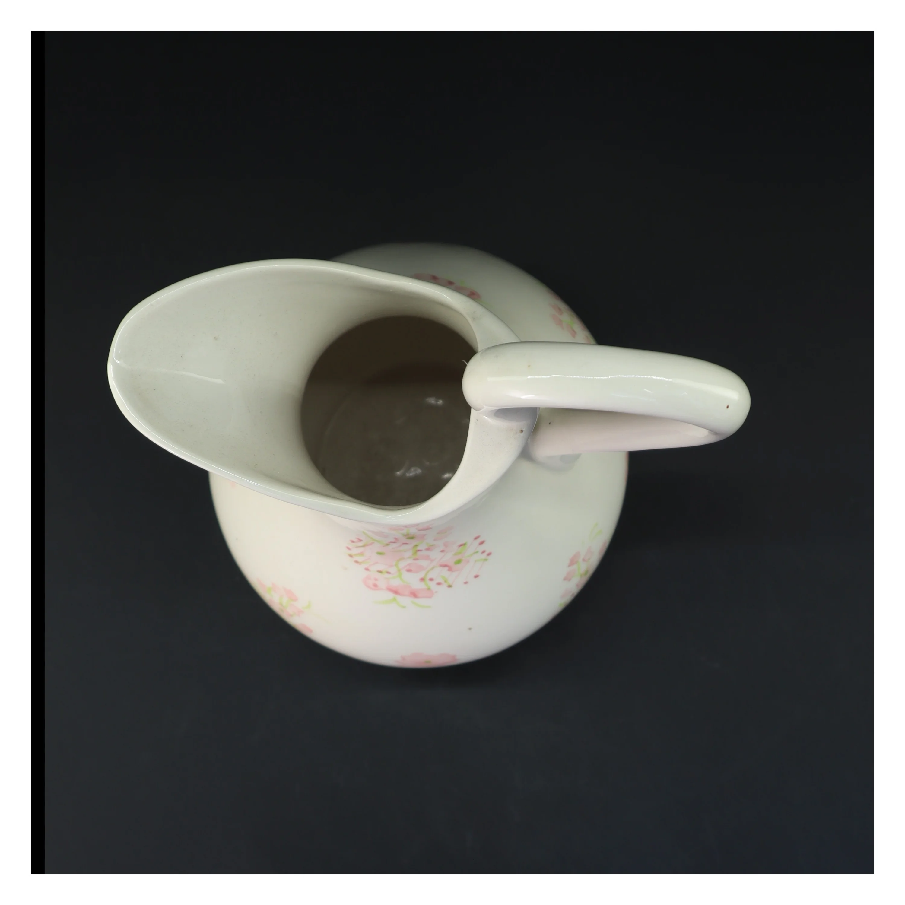 Dekorativ kande i fajance (str. 36 cm)