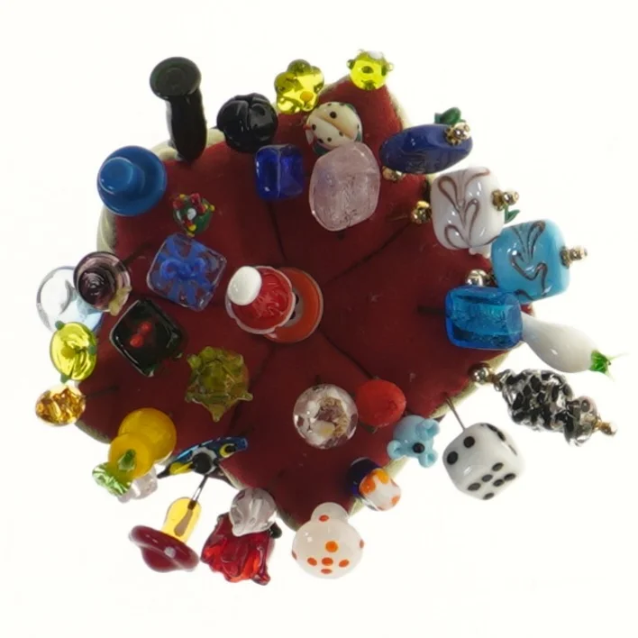 Pude med dekorerede knappenåle (str. Ø 9 cm)