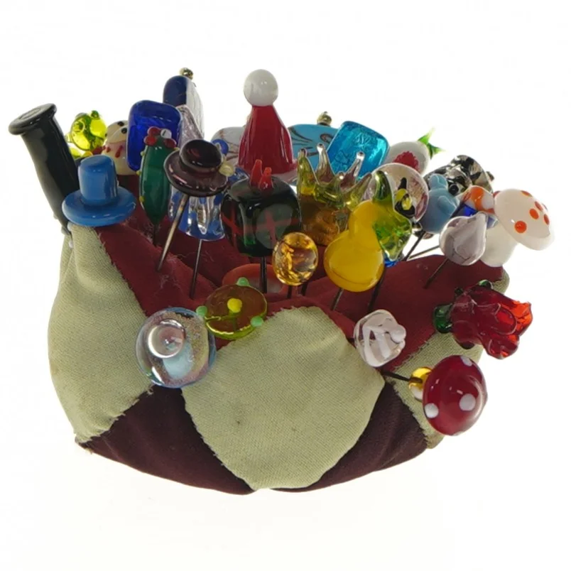 Pude med dekorerede knappenåle (str. Ø 9 cm)