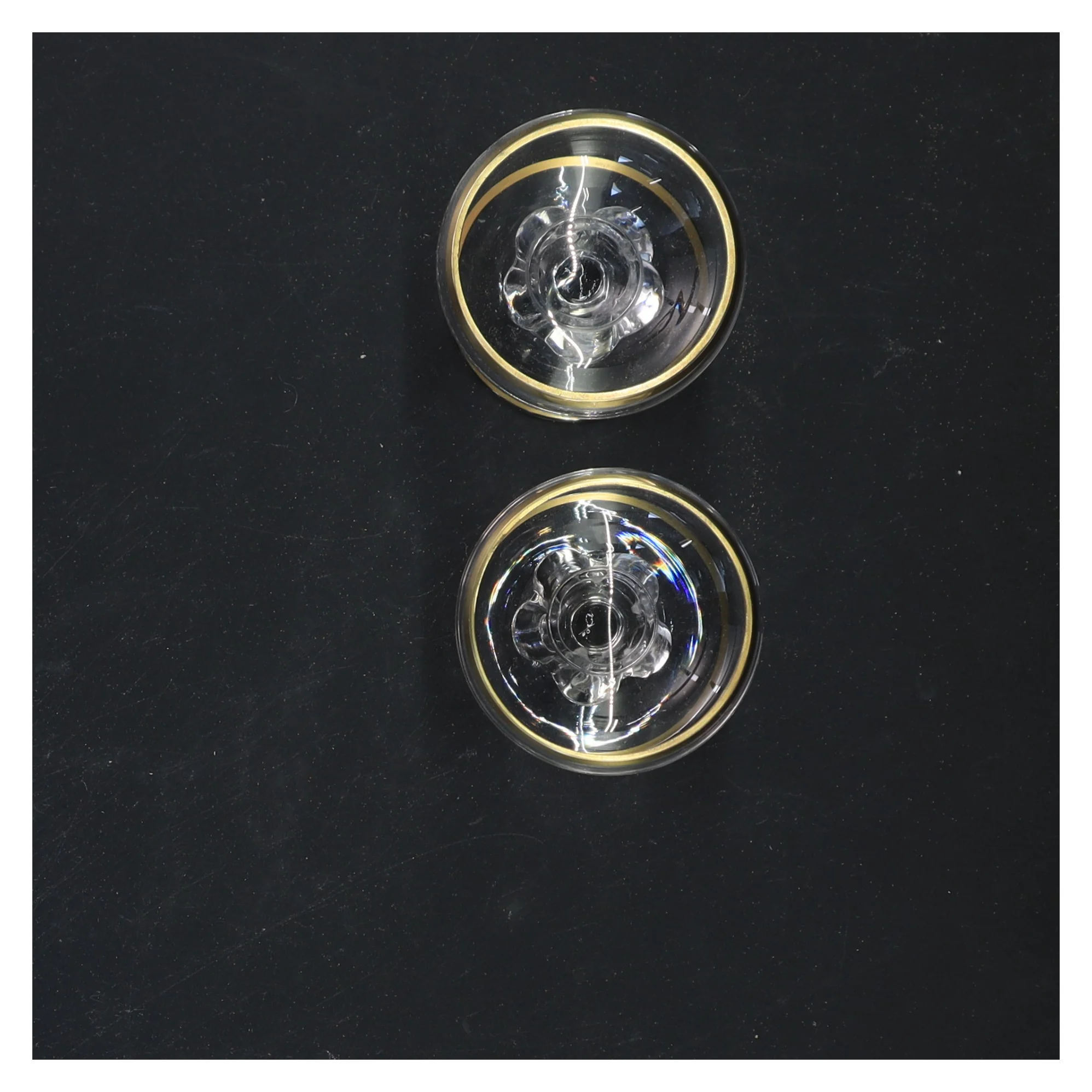 To glaslysestager med guldkant (str. 6,5 x 6 cm)