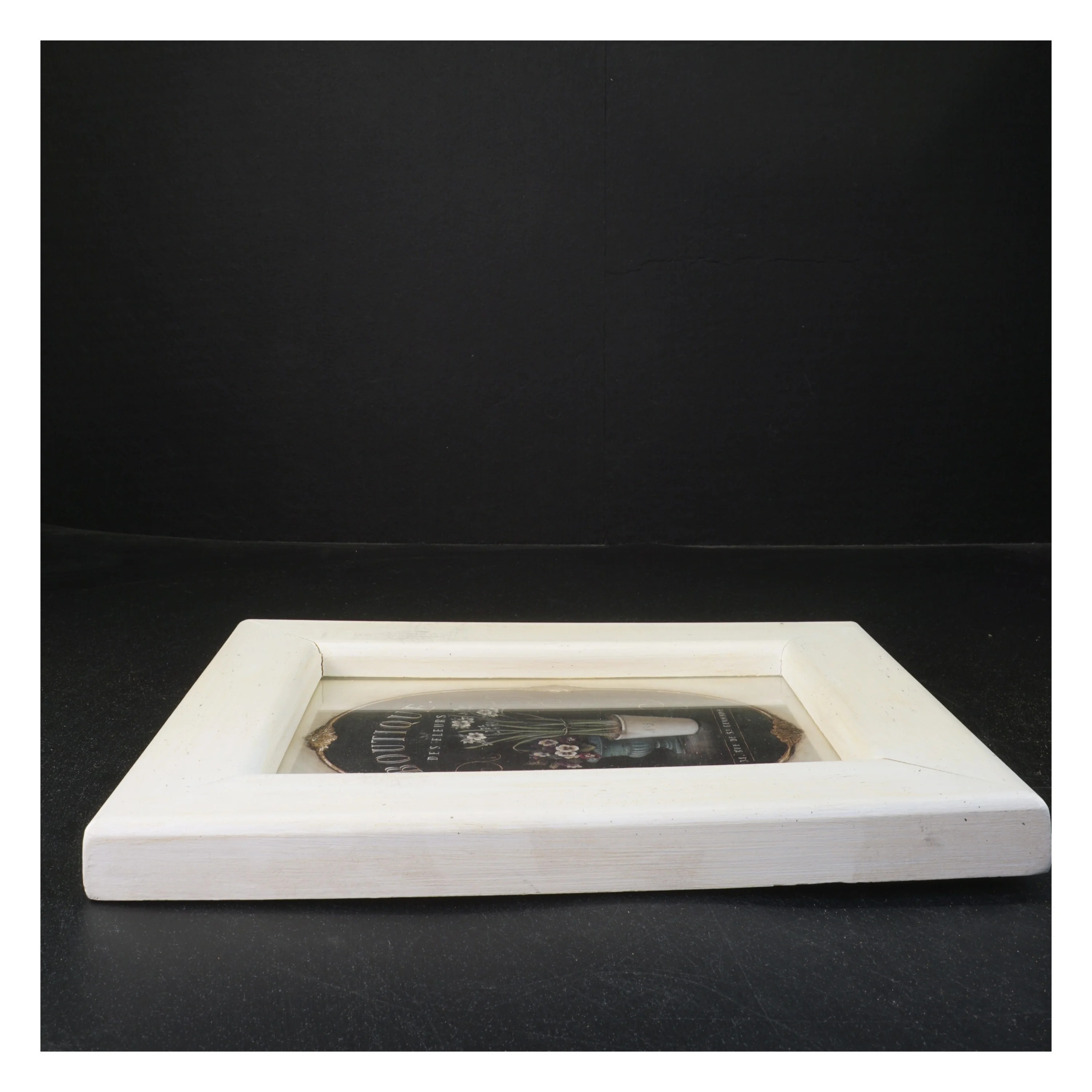 Hvid billedramme med blomstermotiv (str. 30x25 cm)