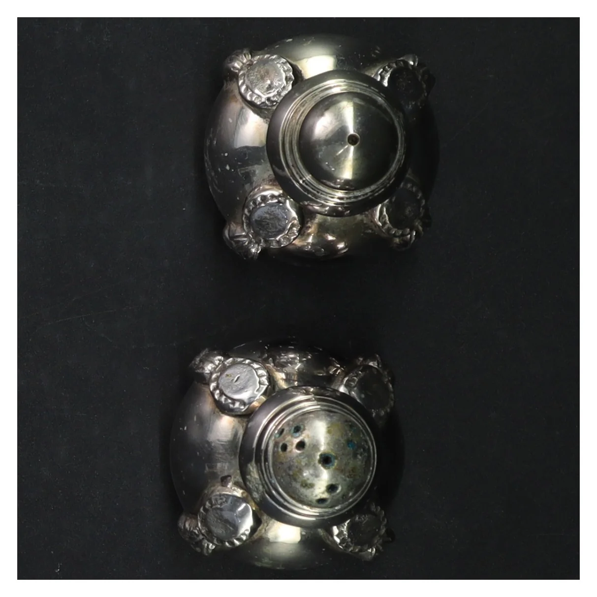 Sølvfarvede salt- og peberbøsser (str. 9 cm)