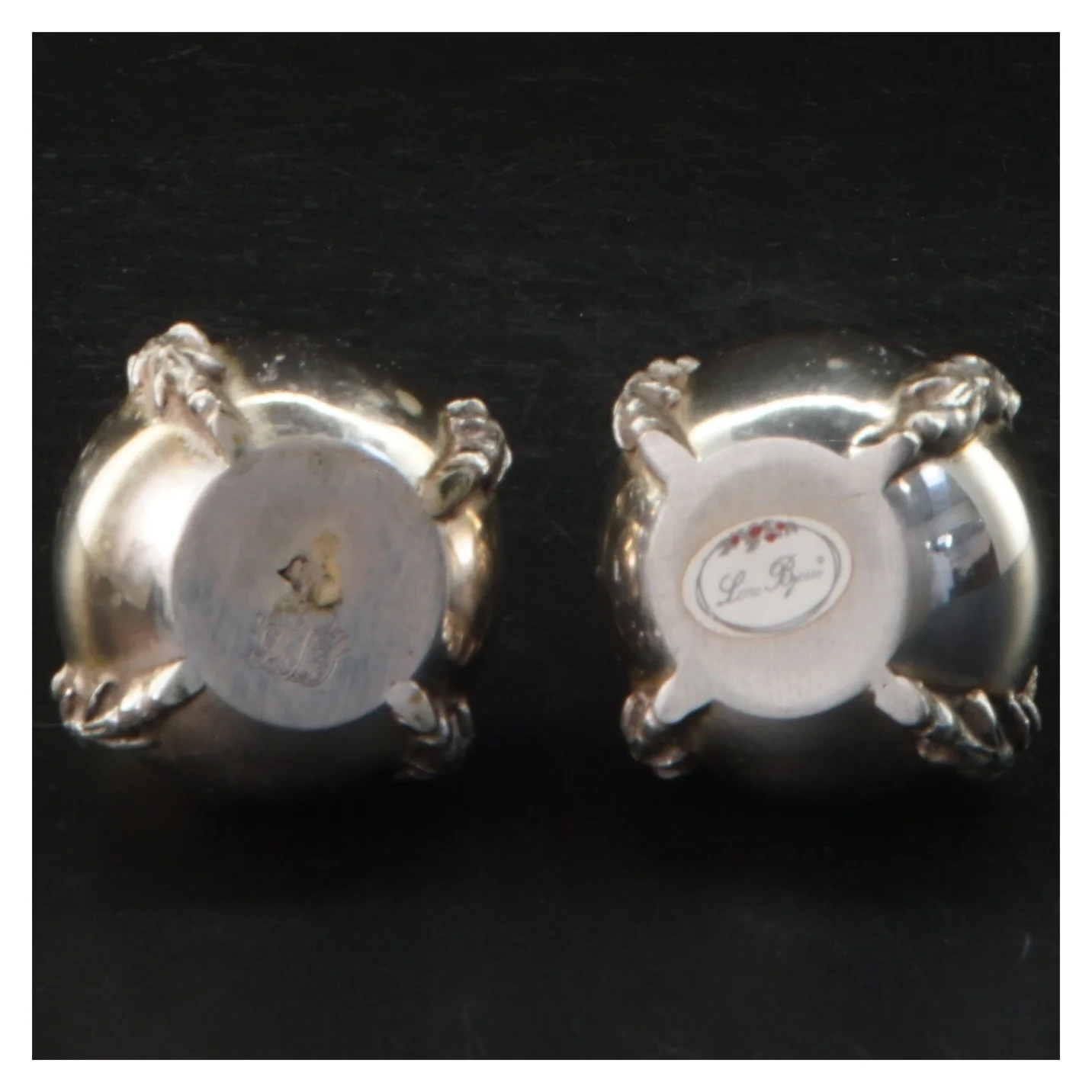 Sølvfarvede salt- og peberbøsser (str. 9 cm)