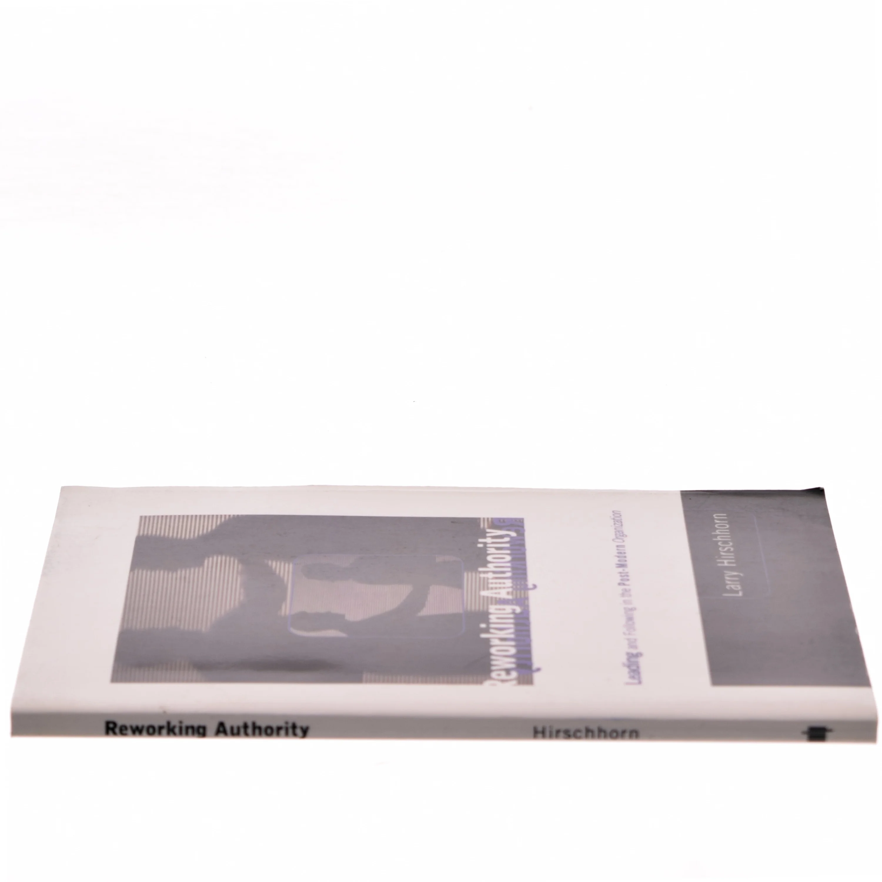 Reworking authority : Leading and following in the post-modern organization af Larry Hirschhorn (Bog)