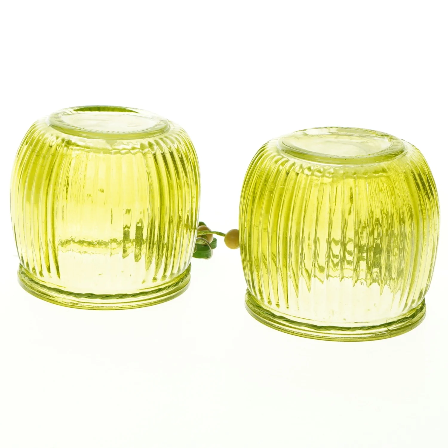 Grønne glaslygteholdere med dekorative detaljer (str. H. 6,5 cm. ø. 7,5 cm)