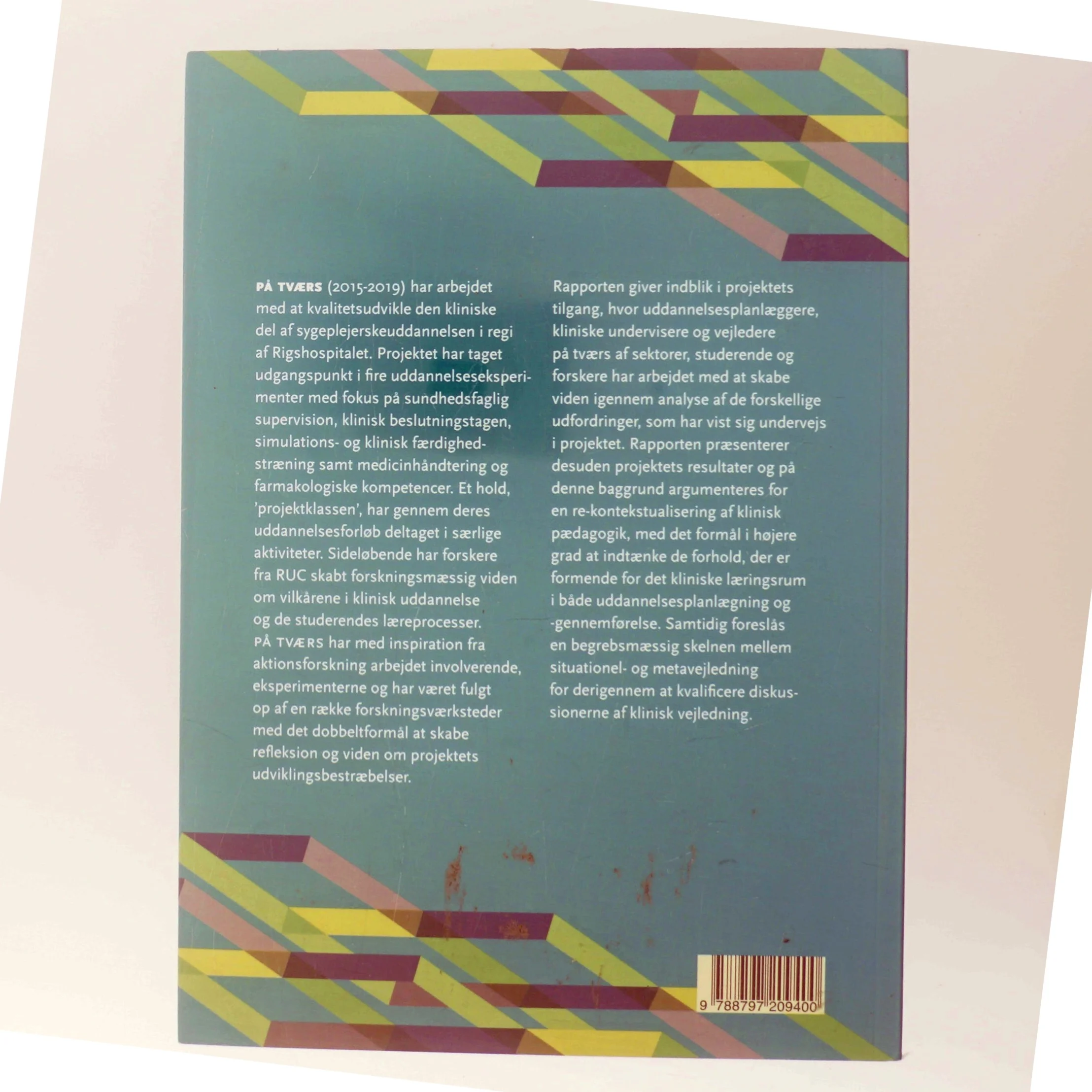 Læreprocesser i klinisk sygeplejerskeuddannelse : viden og erfaringer fra projekt På Tværs af Mari Holen (Bog)