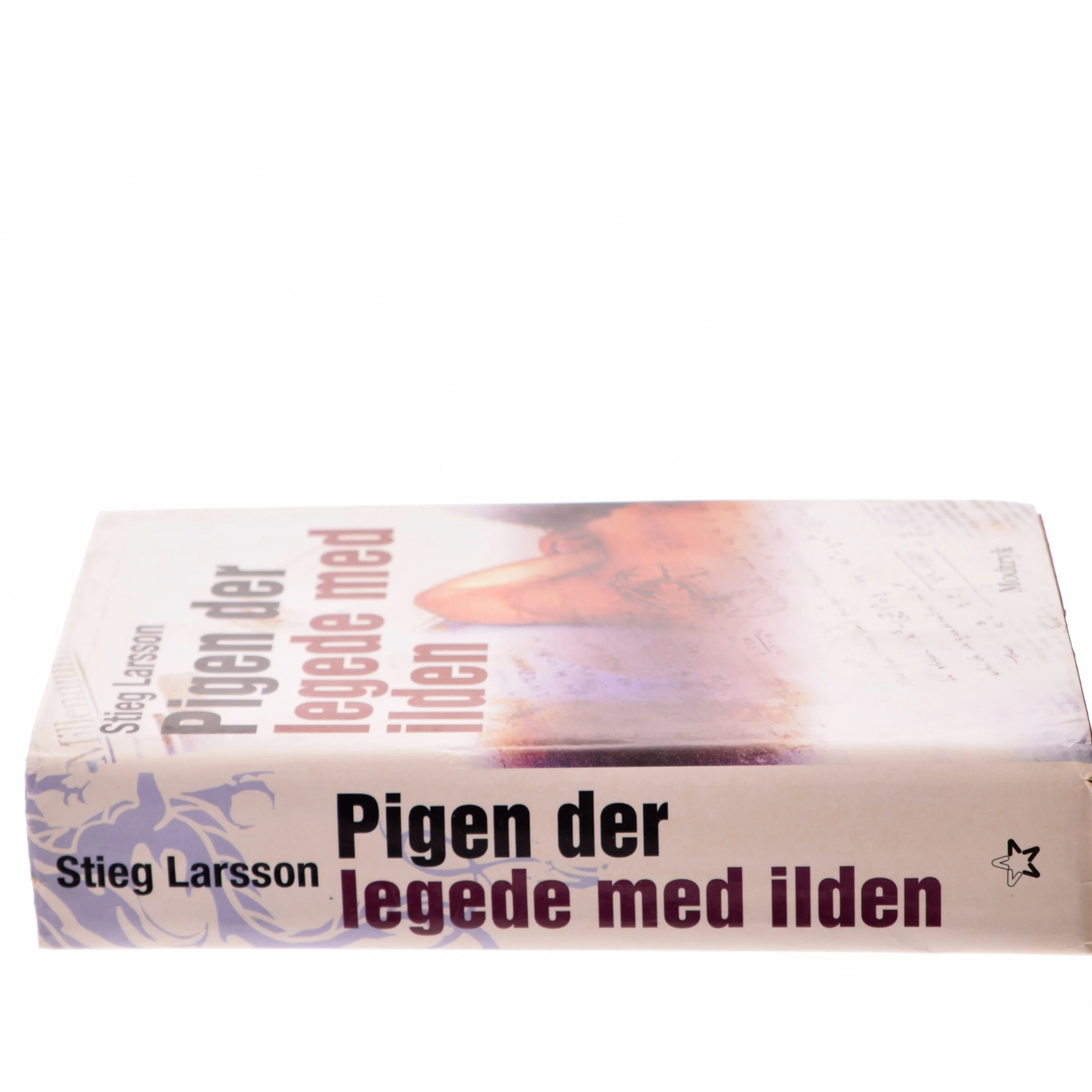 Pigen Der Legede Med Ilden af Larsson, Stieg (Bog)