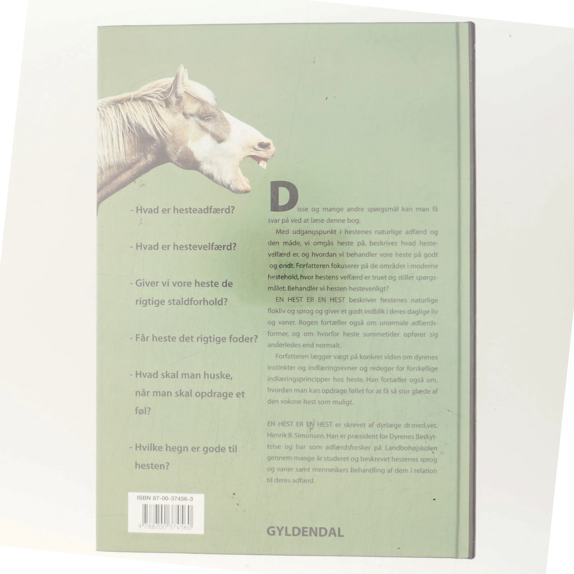 En hest er en hest : om hestes adfærd og velfærd af Henrik B. Simonsen (f. 1939) (Bog)