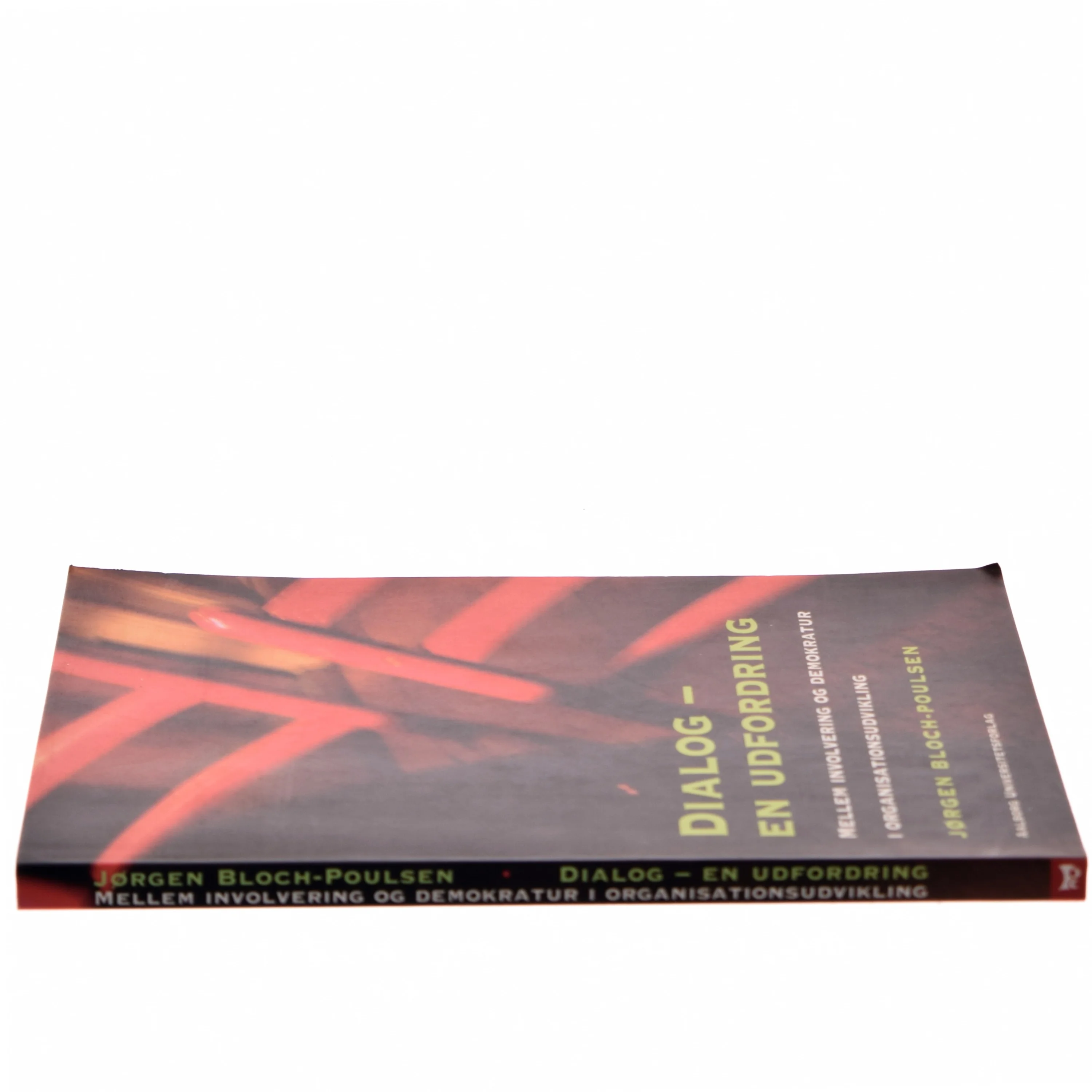 Dialog - en udfordring : mellem involvering og demokratur i organisationsudvikling af Jørgen Bloch-Poulsen (Bog)