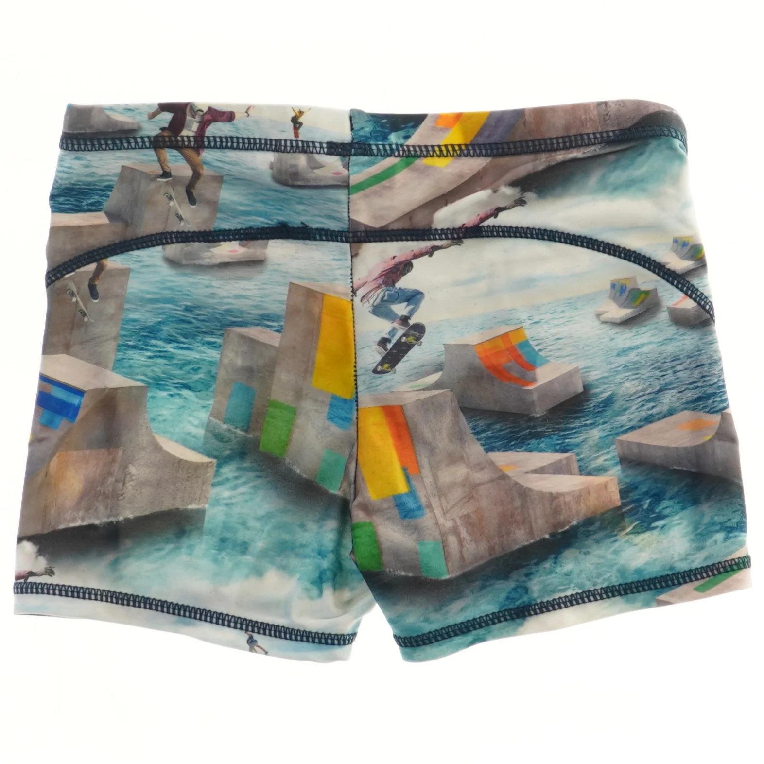 Badebukser med skateboard-motiv fra Molo (str. 122)