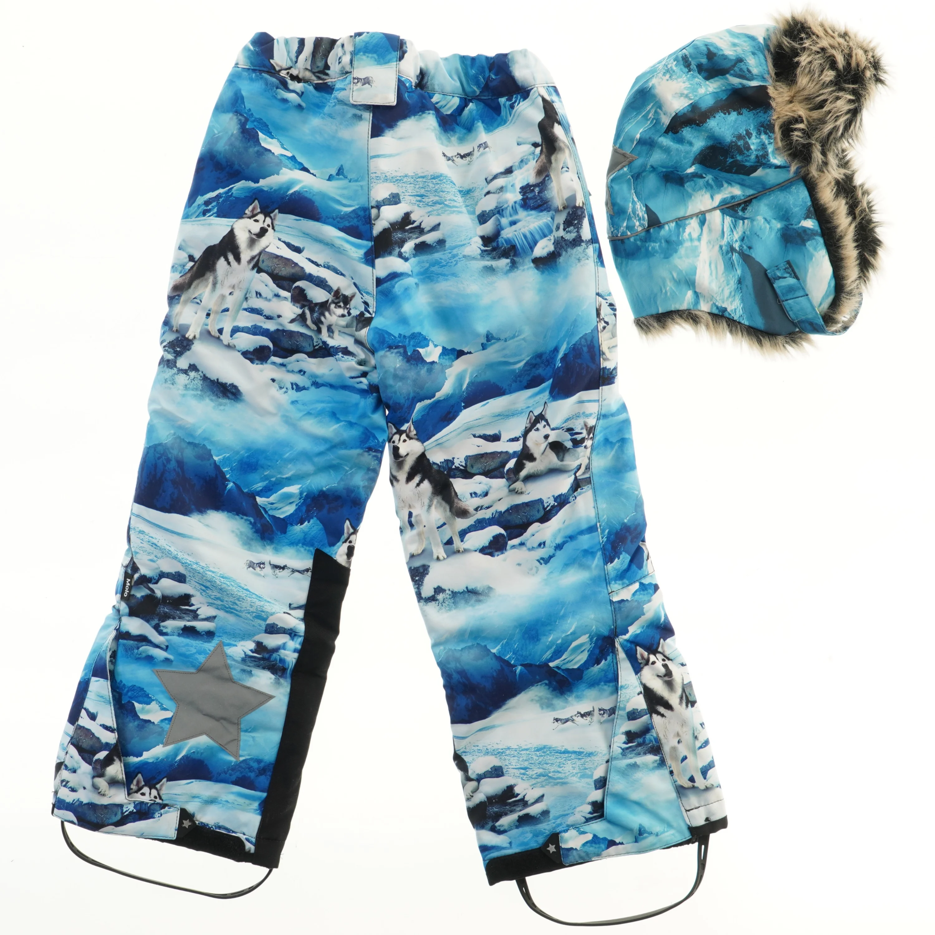 Vinterbukser og hue med sne og hunde tema fra Molo (str. 116)