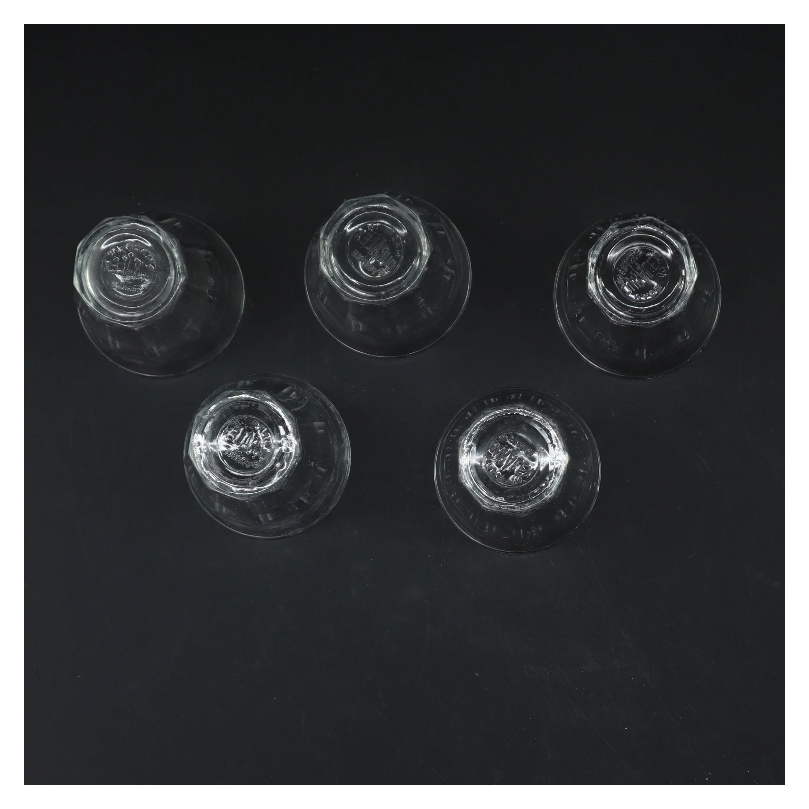 Sæt med 5 glas (str. 5 styk. ø. 6,5 cm. længde. 7 cm)