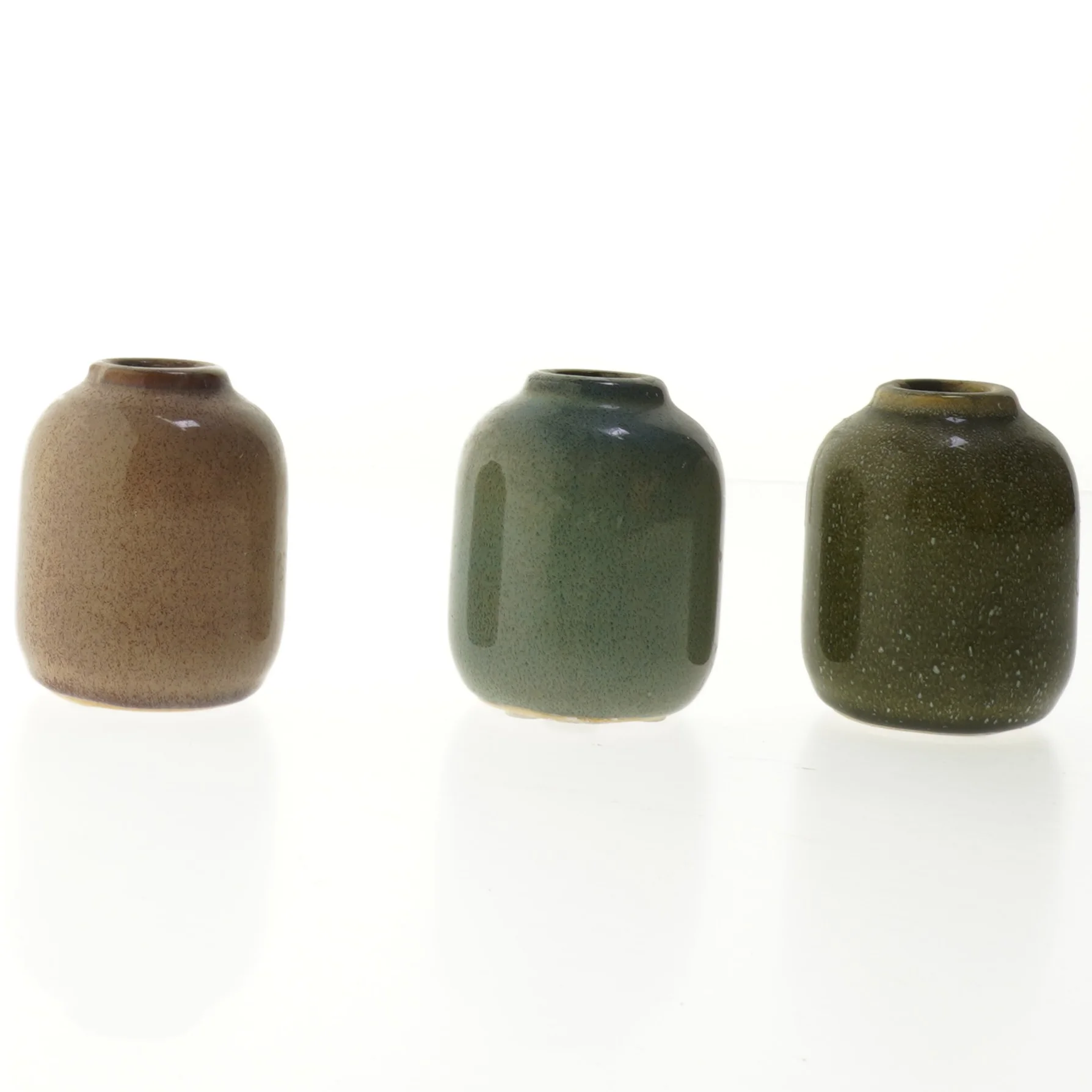 Sæt med små keramiske lysestager (str. 8 cm)