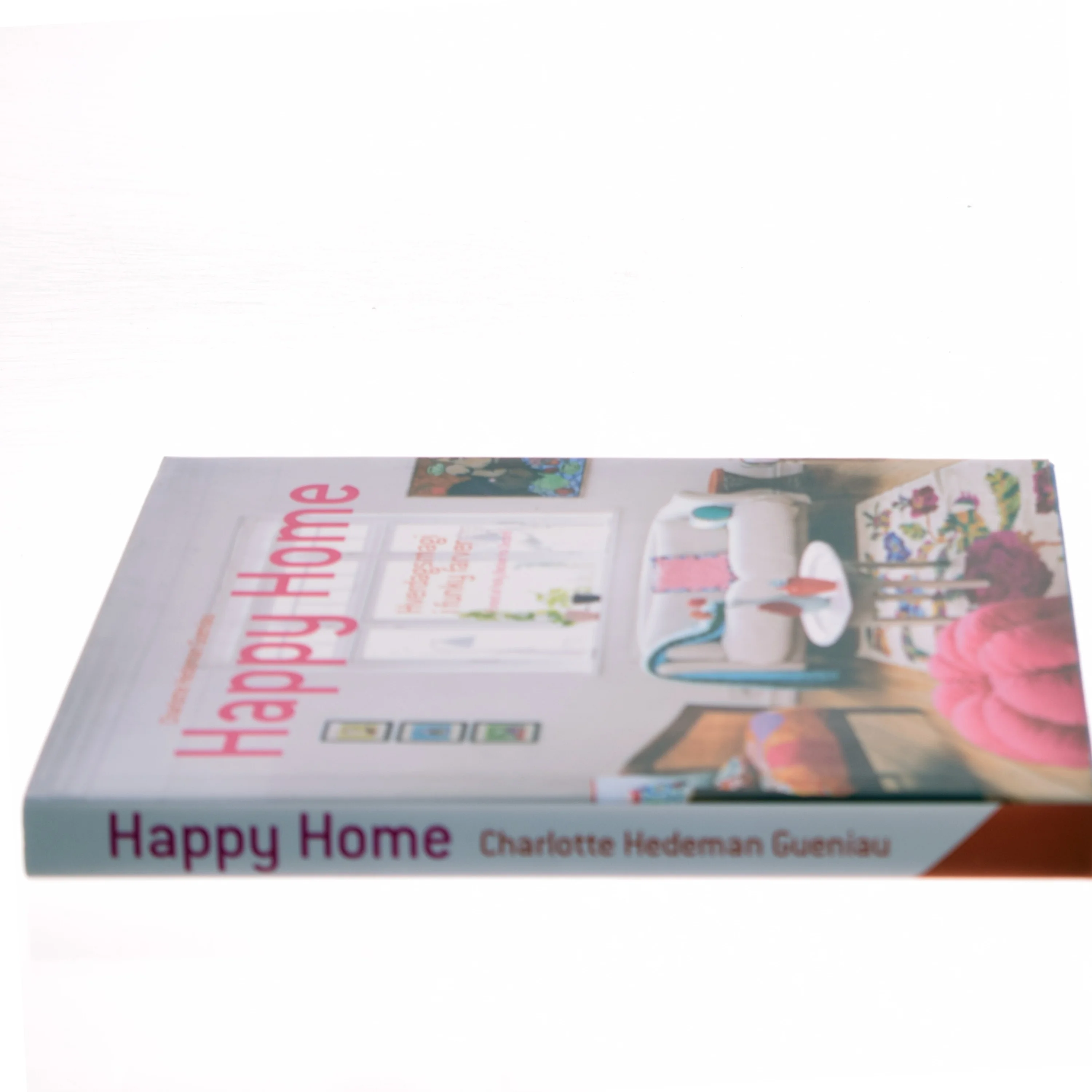 Happy home : hverdagsmagi i funky farver af Charlotte Hedeman Guéniau (Bog)