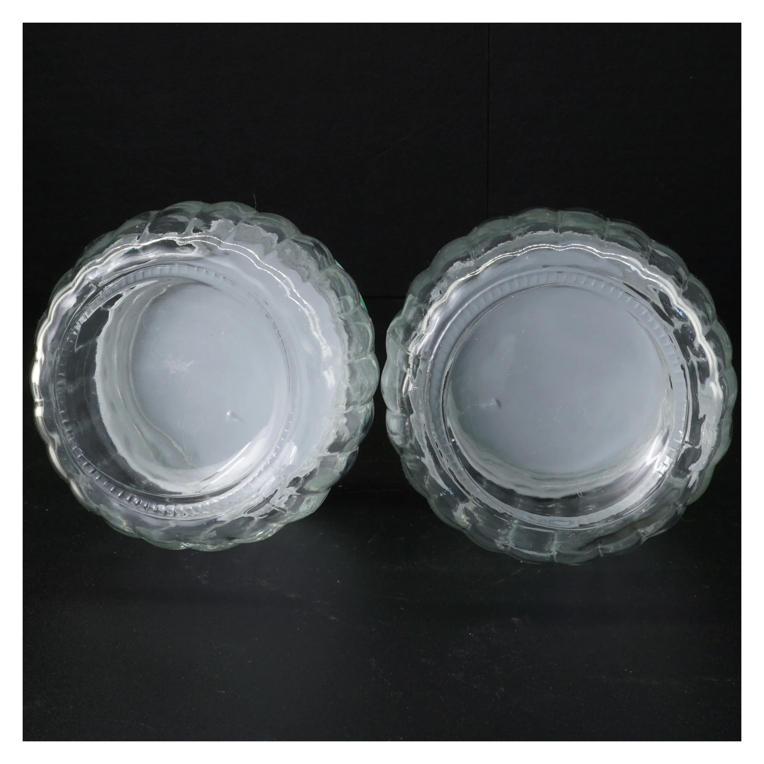 Glaskrukker med prikket låg