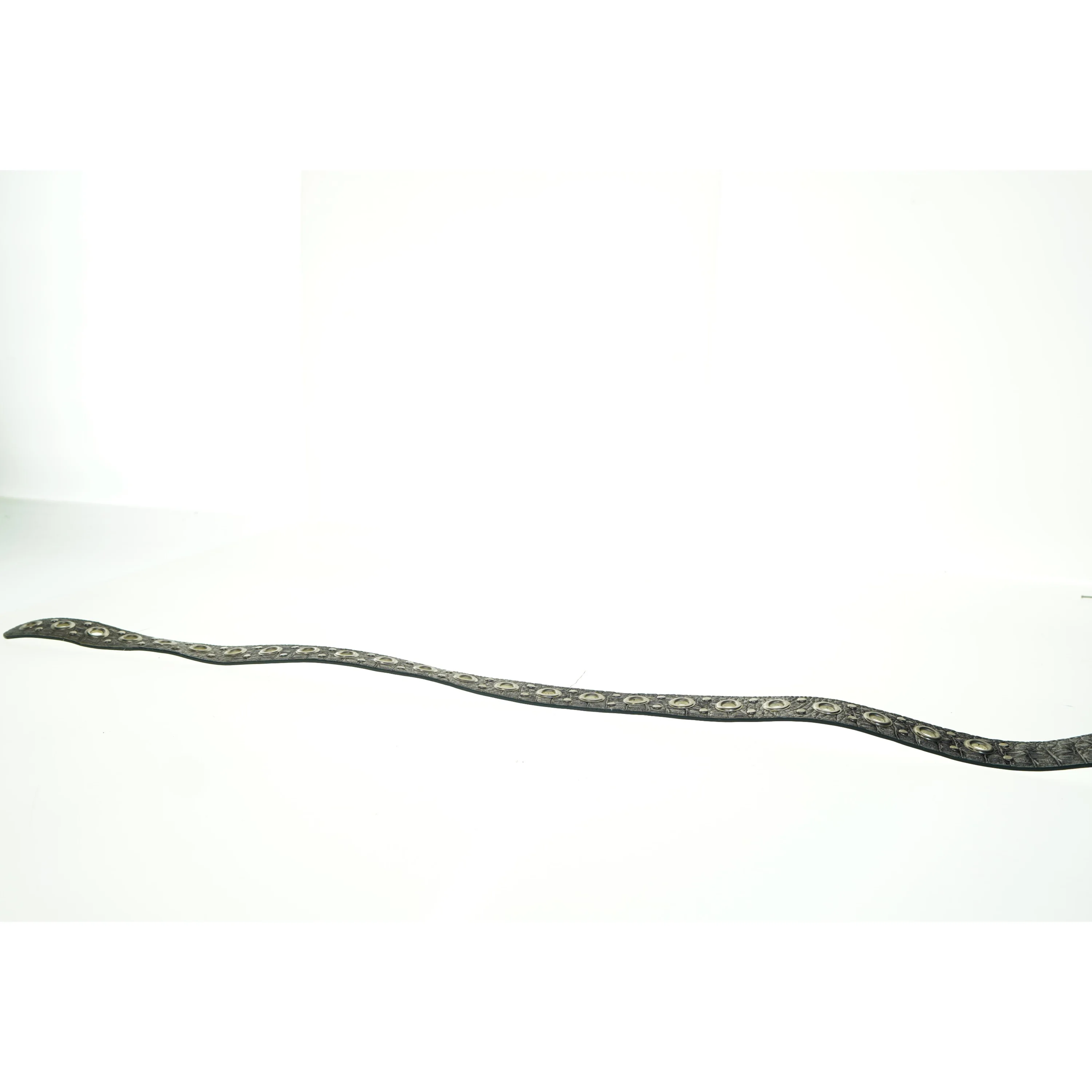 Læderbælte med metalnitter (str. 98 cm)