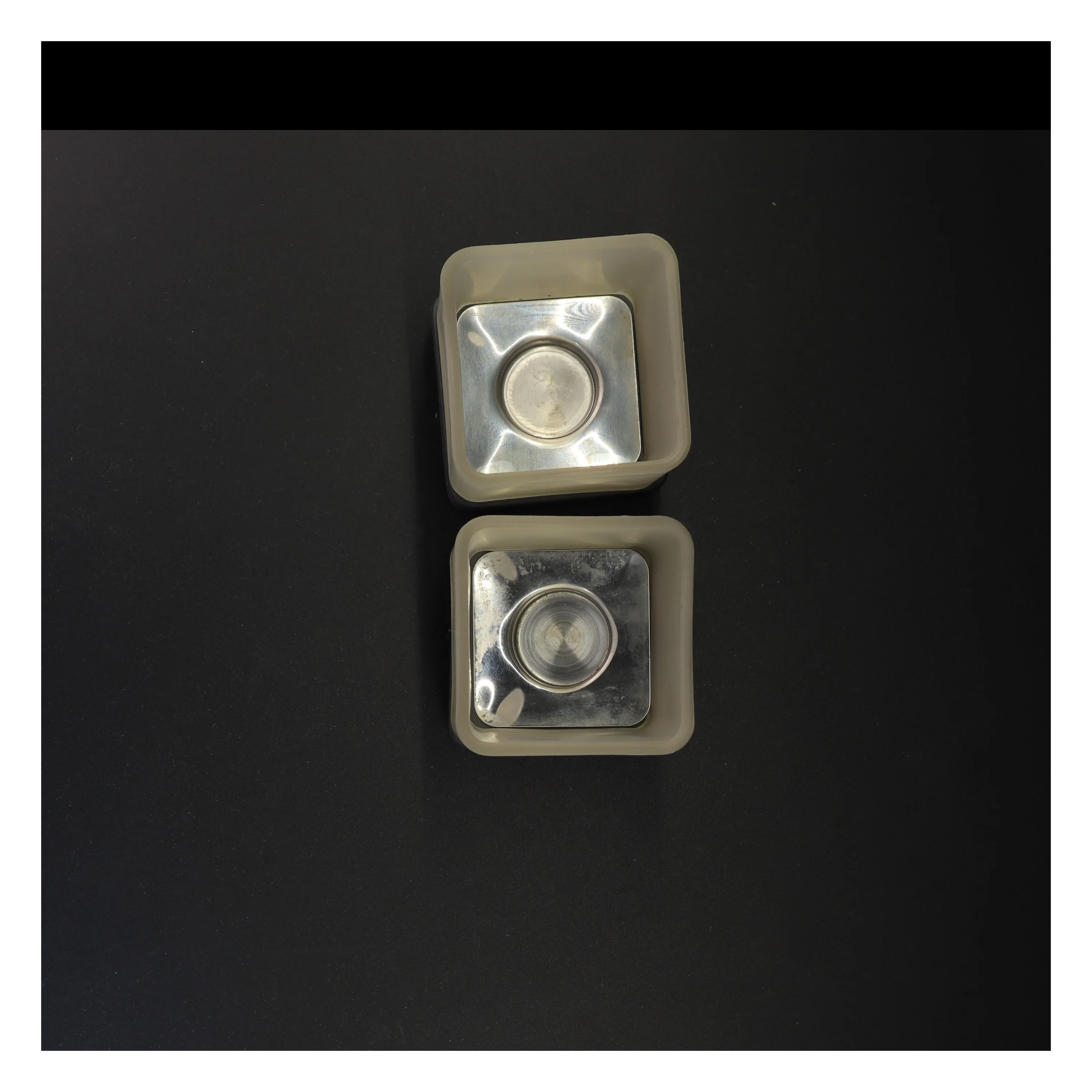 MENU lysestager i stål og frostet glas fra Menu (str. 9 x 13 cm)