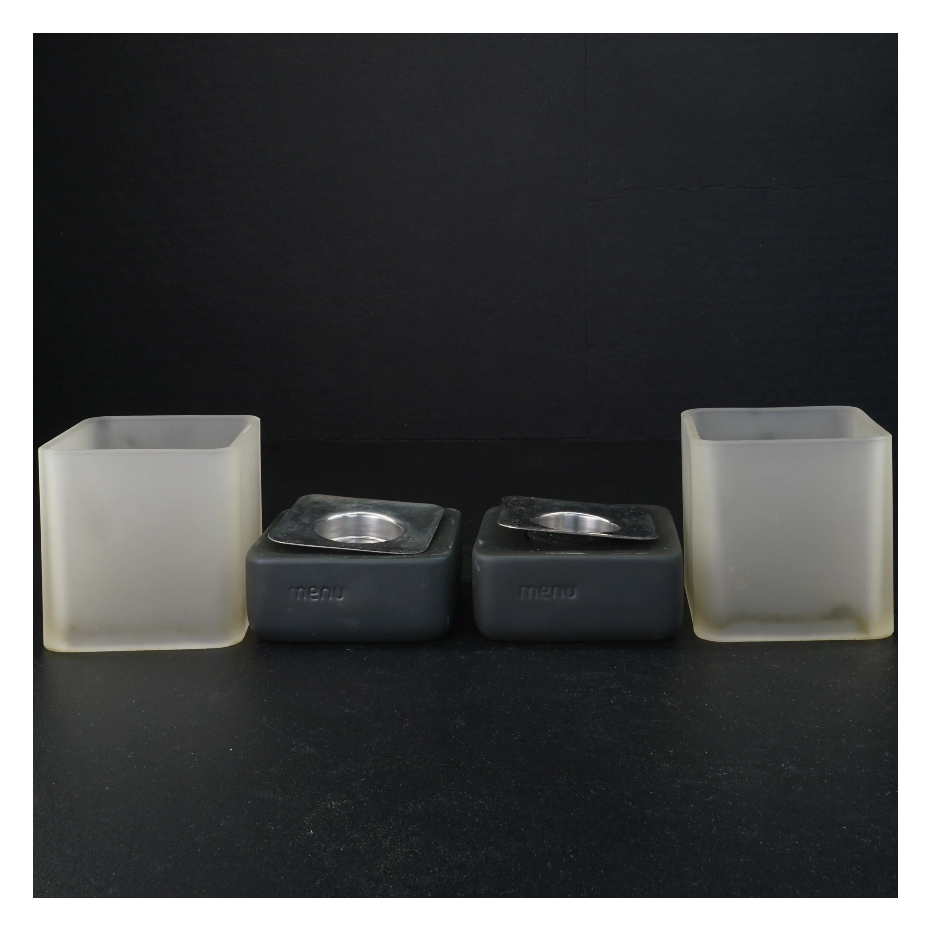 MENU lysestager i stål og frostet glas fra Menu (str. 9 x 13 cm)