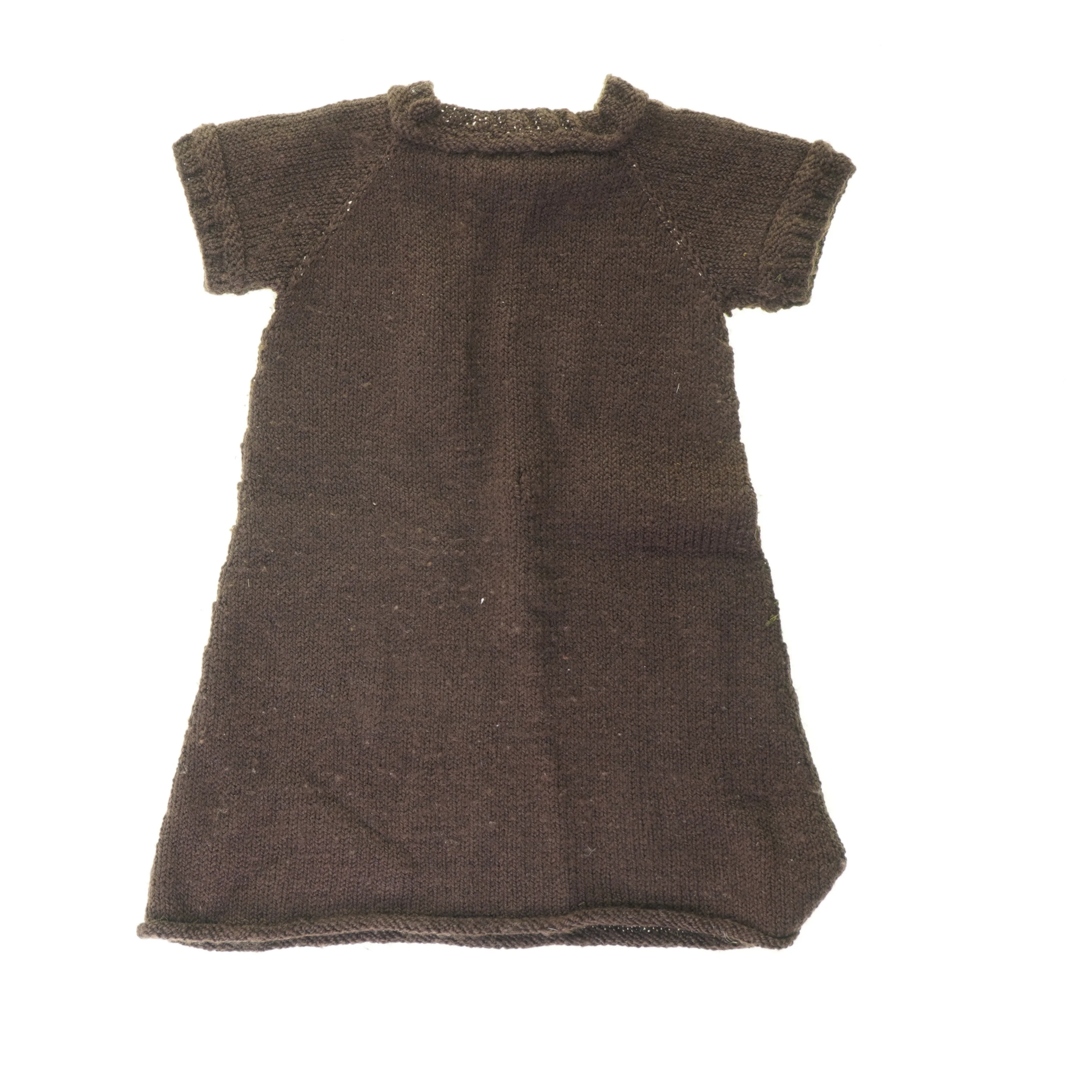 Hjemmestrikket kjole (str. 50 x 44 x 27 cm)