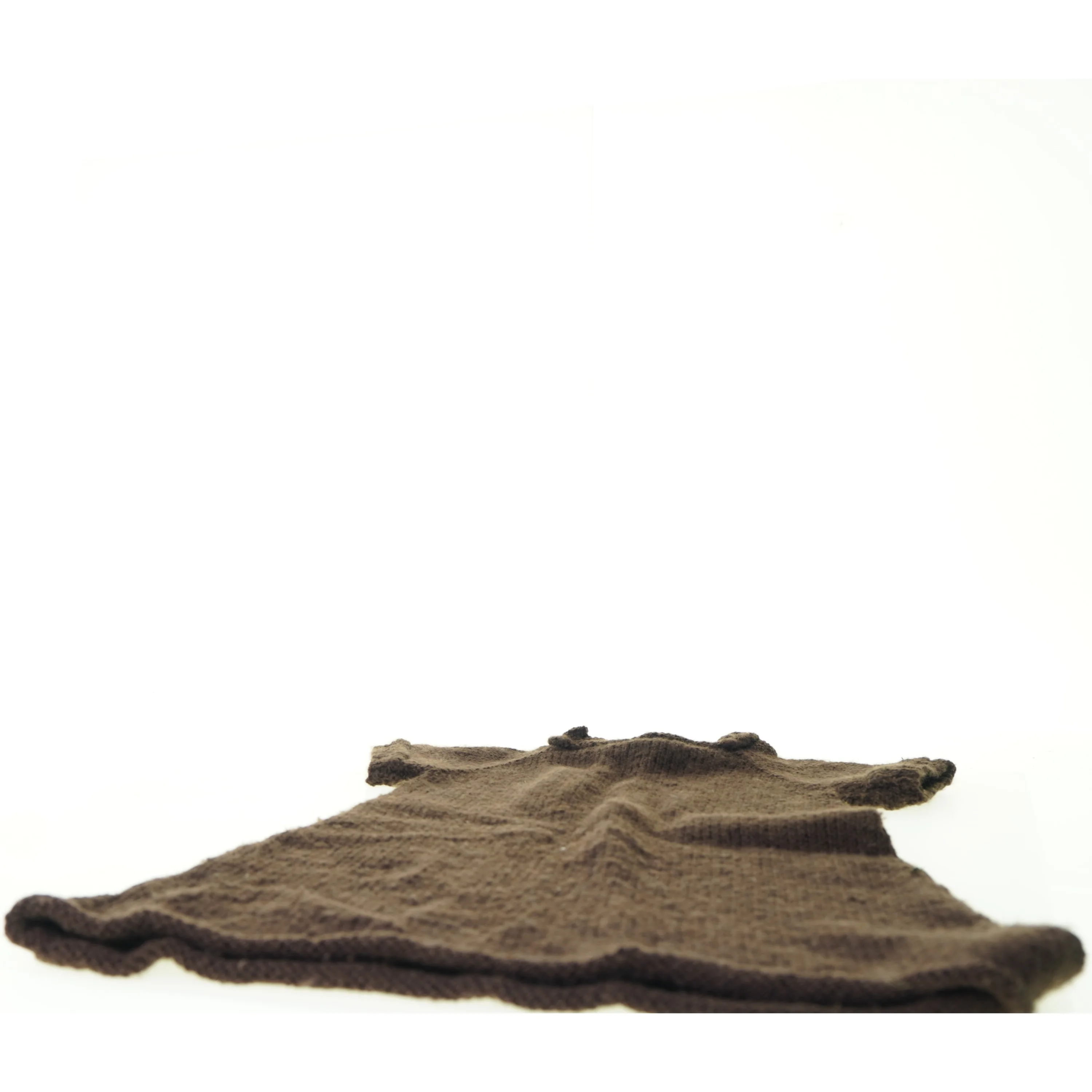 Hjemmestrikket kjole (str. 50 x 44 x 27 cm)