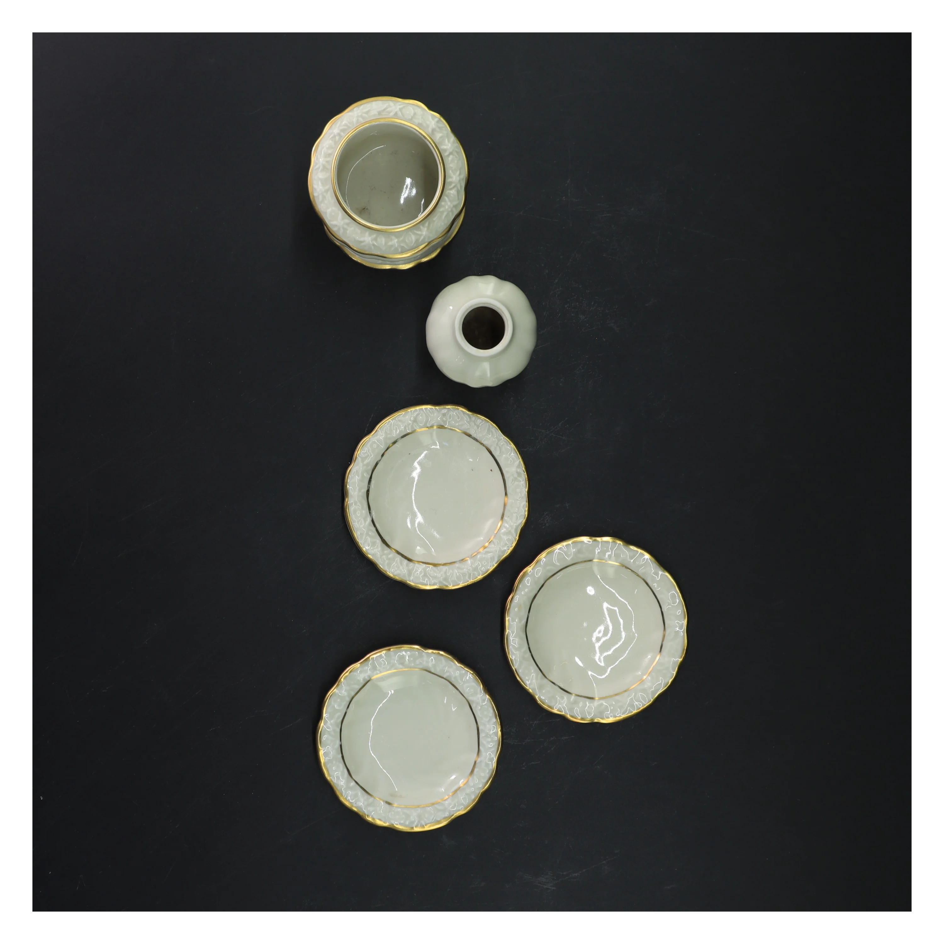 Porcelæns sæt med guldkant fra Edelweiß (str. Ø 6,5x h 7 og ø 4x h 6 og ø8 cm)