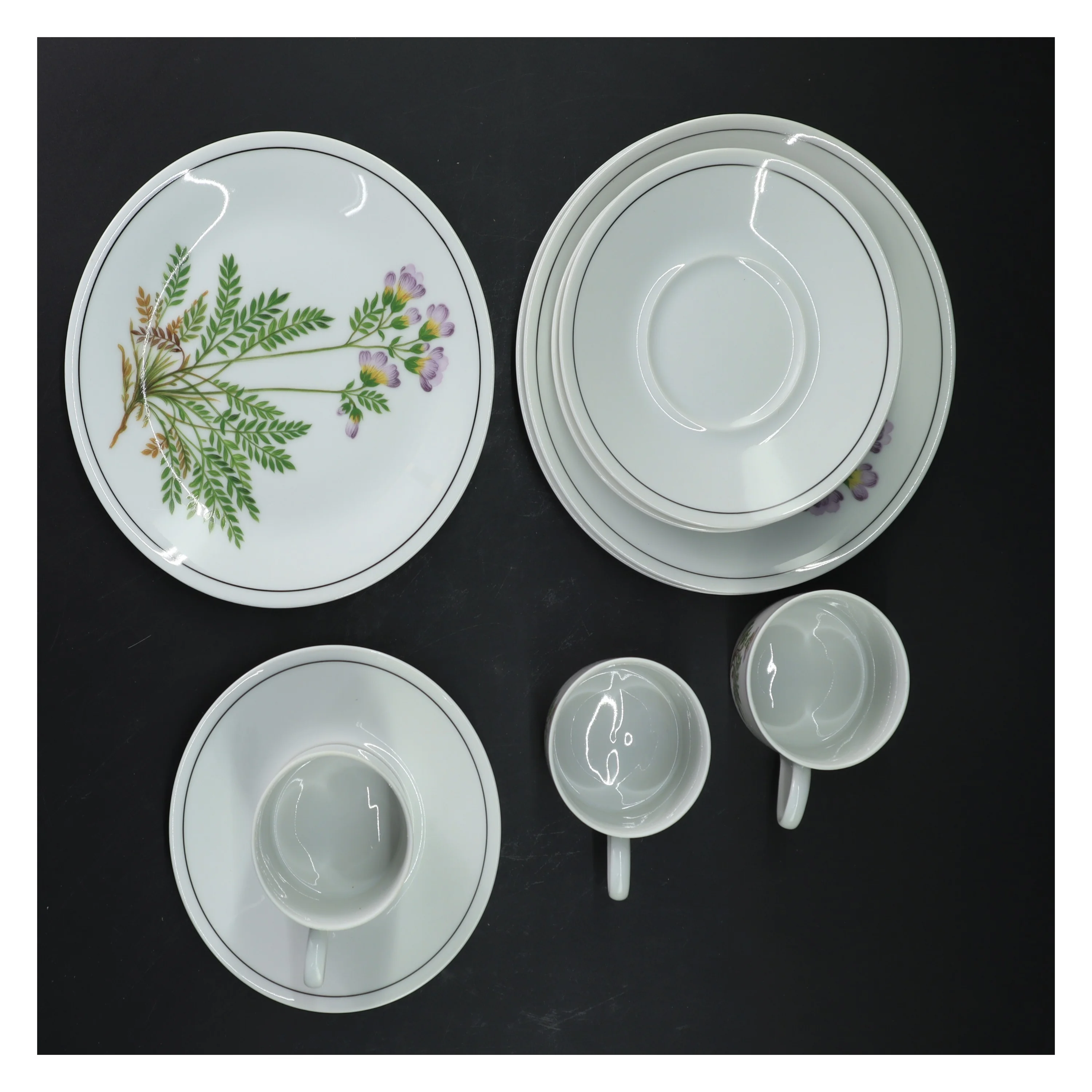 Sæt af porcelænstallerkener og kopper med blomsterdesign fra Tirschenreuth (str. Ø 17 og ø 13xh7 cm)