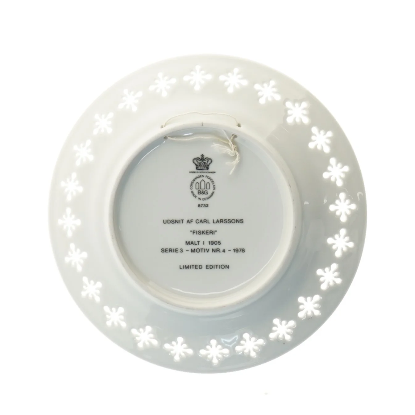 Dekorativ tallerken med fiskeri motiv fra Royal Copenhagen (str. Ø 22 cm)