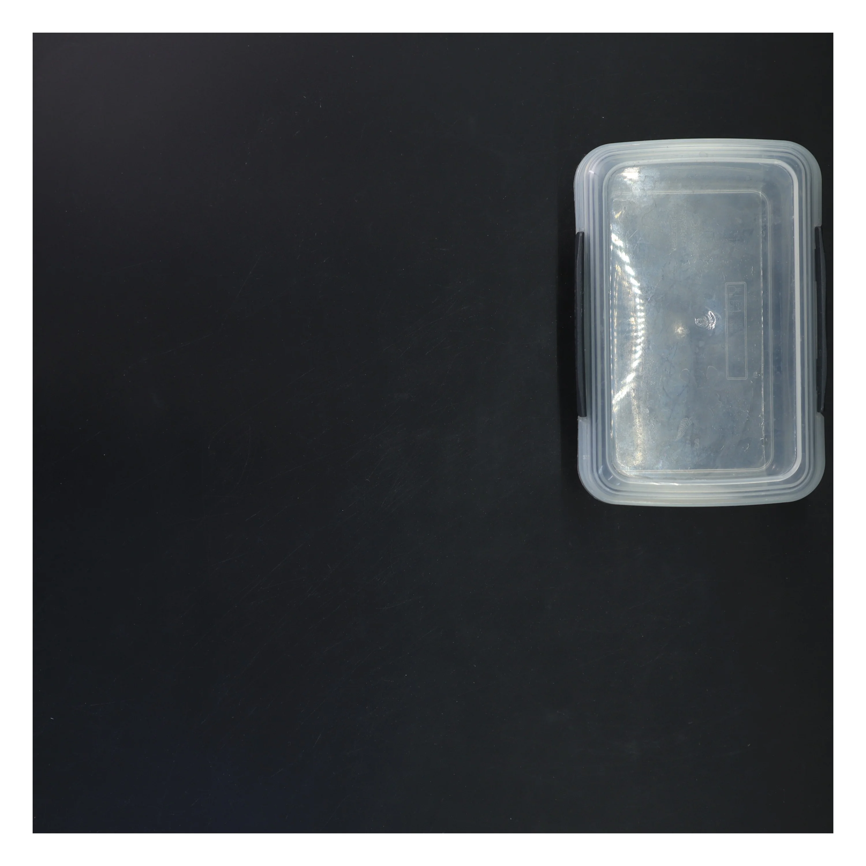 Plastboks med låg fra Sistema (str. 17x11x8 cm)