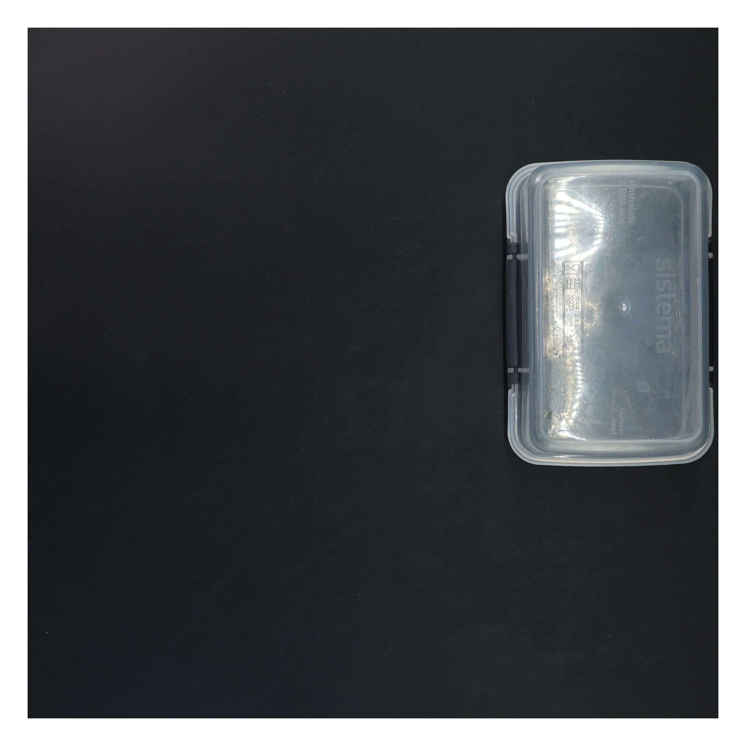 Plastboks med låg fra Sistema (str. 17x11x8 cm)