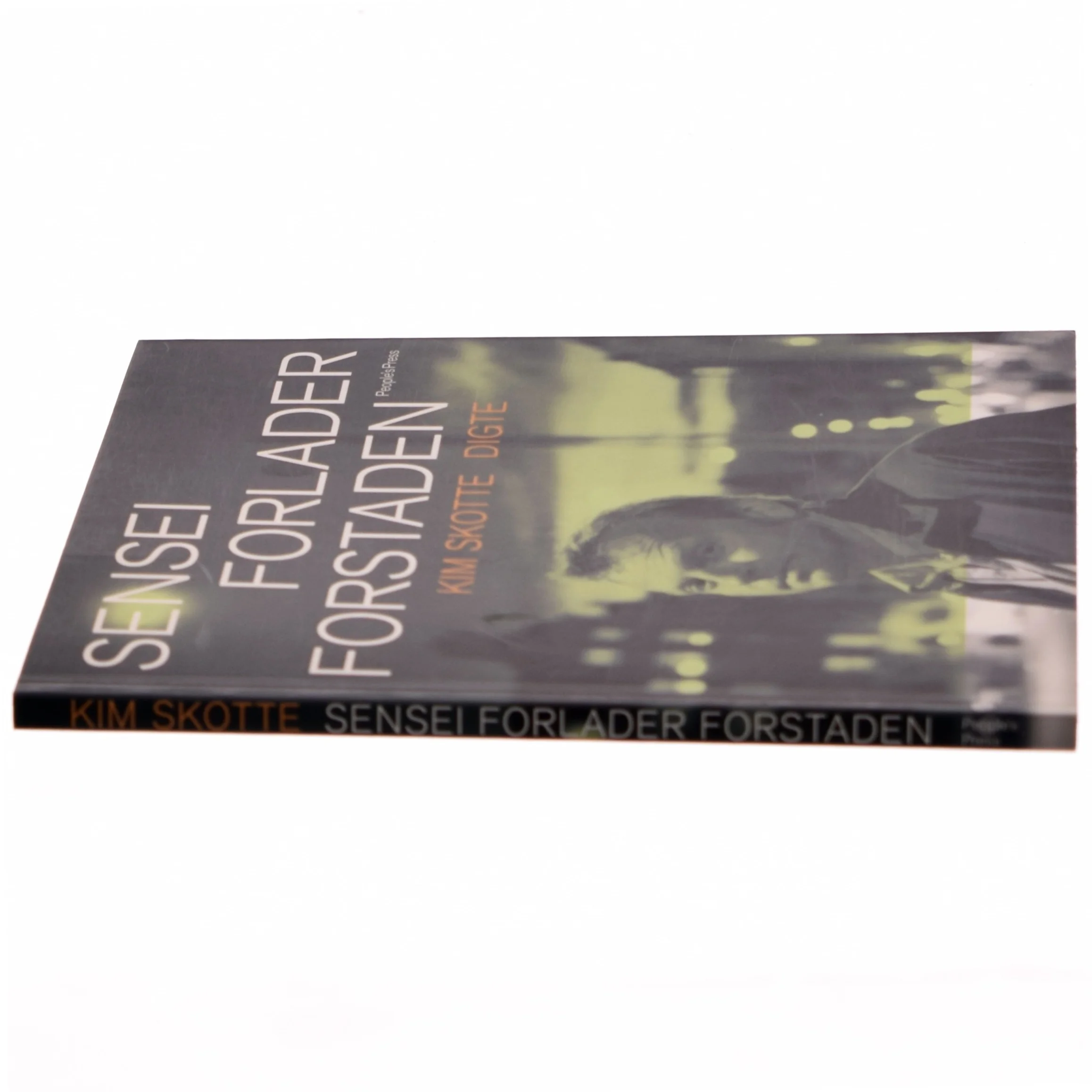 Sensei forlader forstaden : digte af Kim Skotte (Bog)