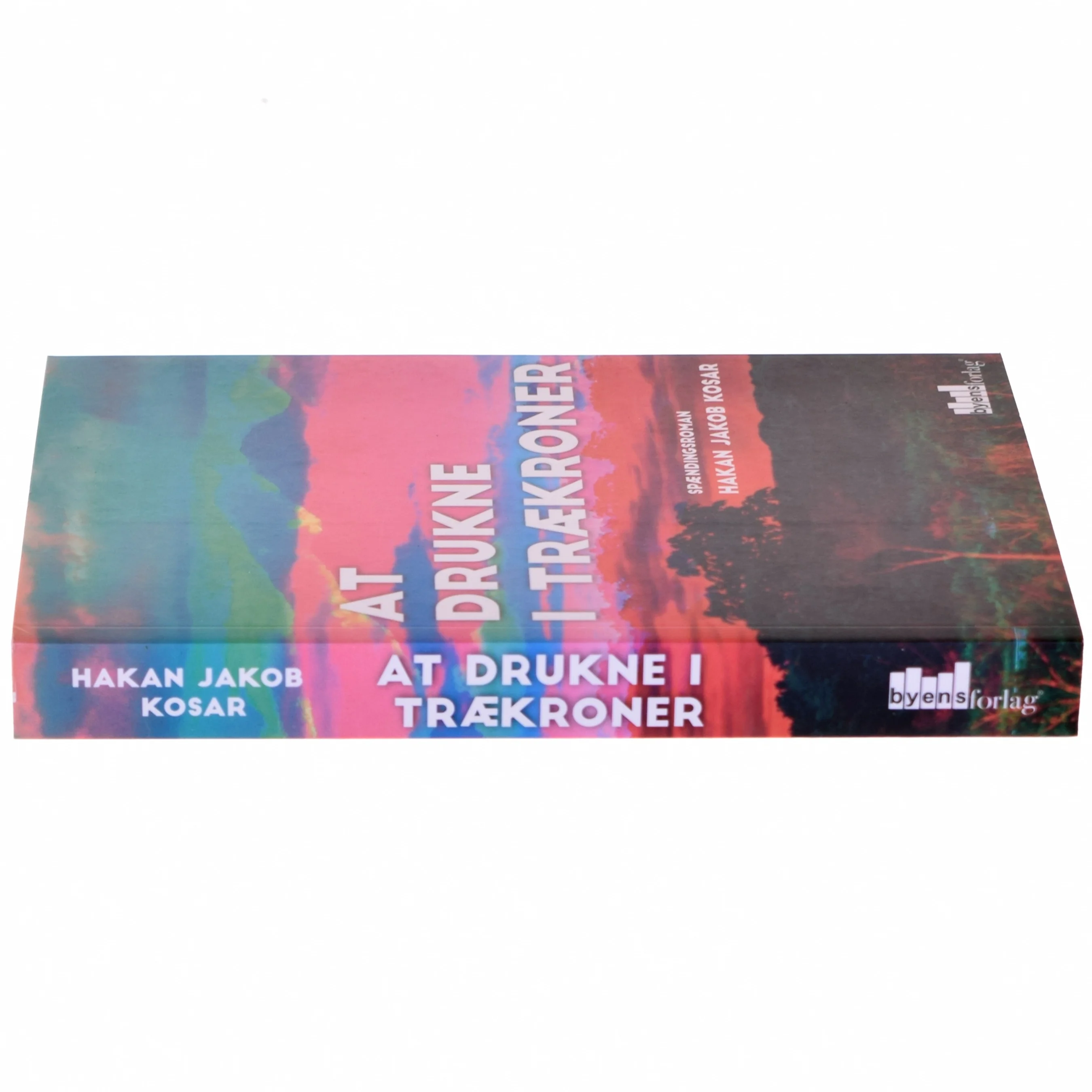 At drukne i trækroner : spændingsroman af Hakan Jakob Kosar (Bog) fra Byens forlag