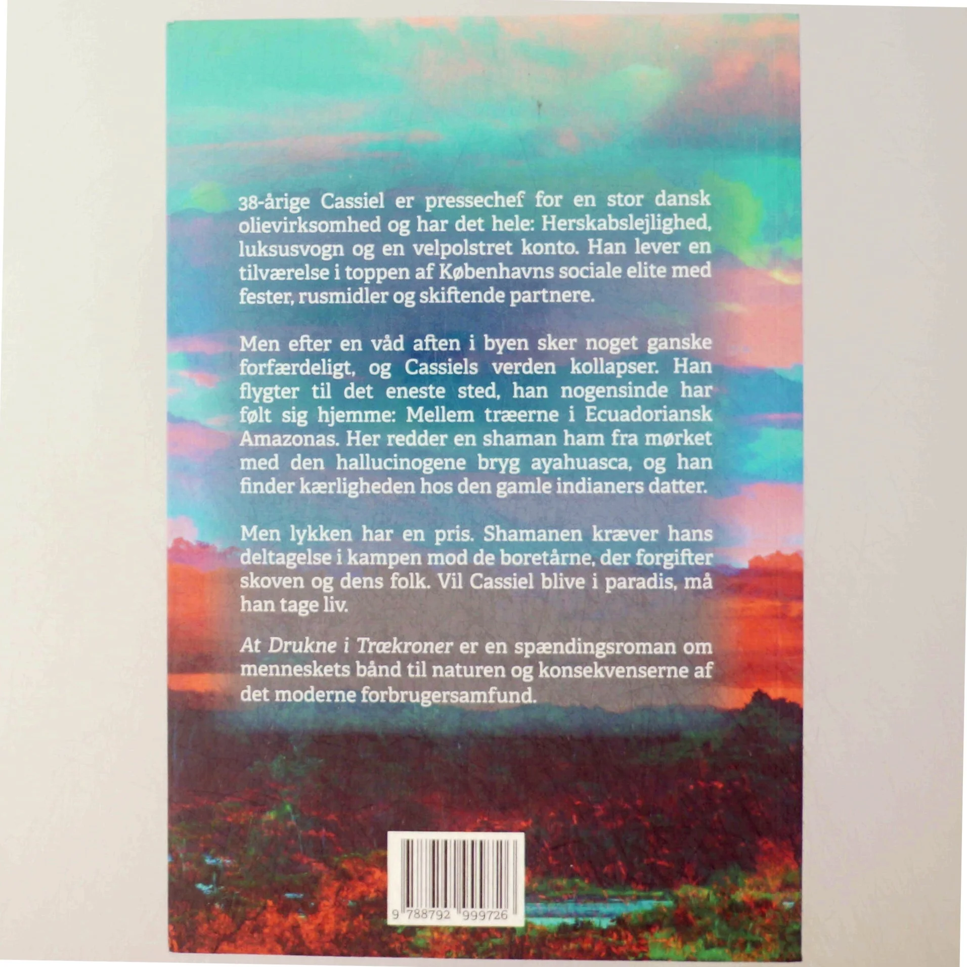 At drukne i trækroner : spændingsroman af Hakan Jakob Kosar (Bog) fra Byens forlag