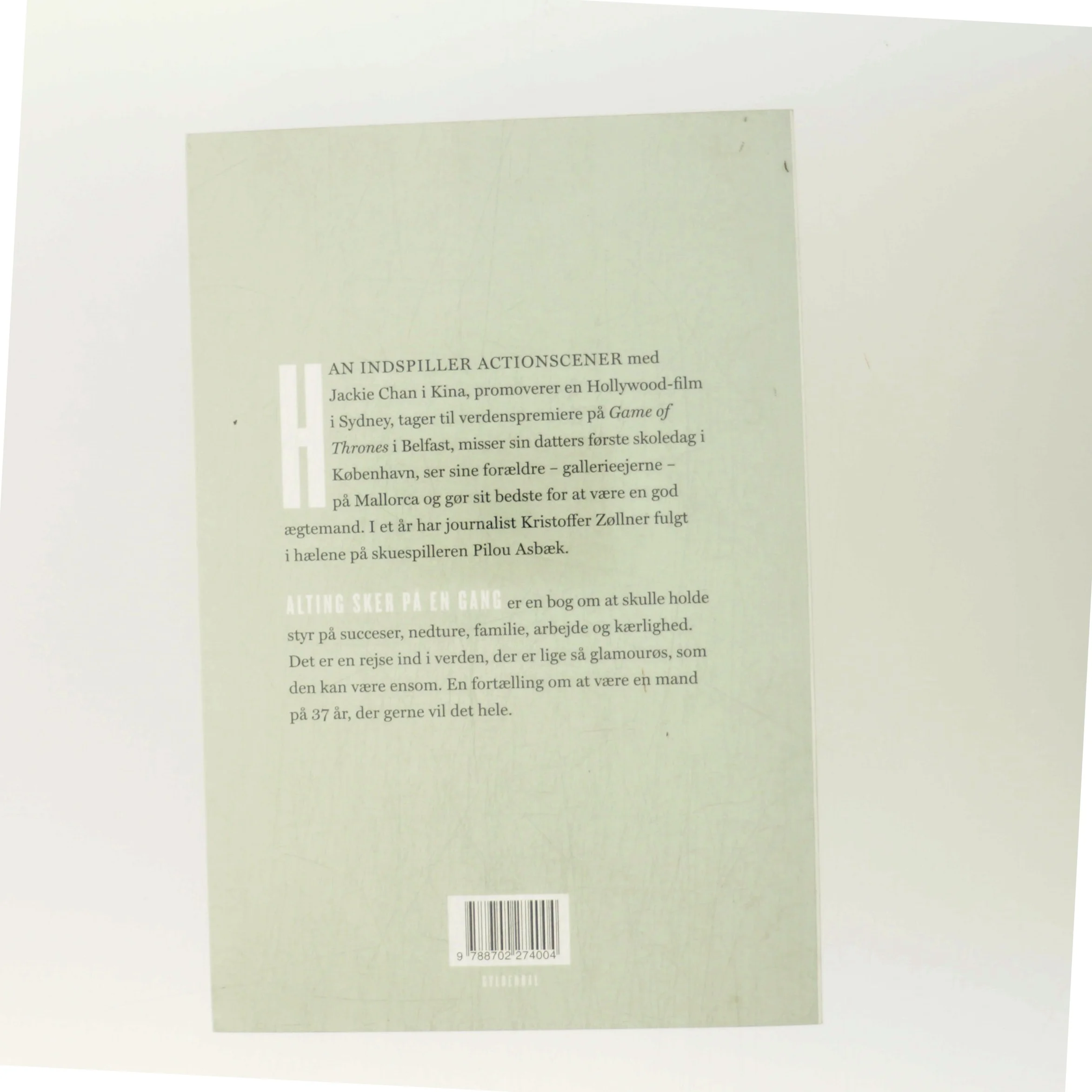 Alting sker på en gang : et år med Pilou Asbæk af Kristoffer Zøllner (Bog)