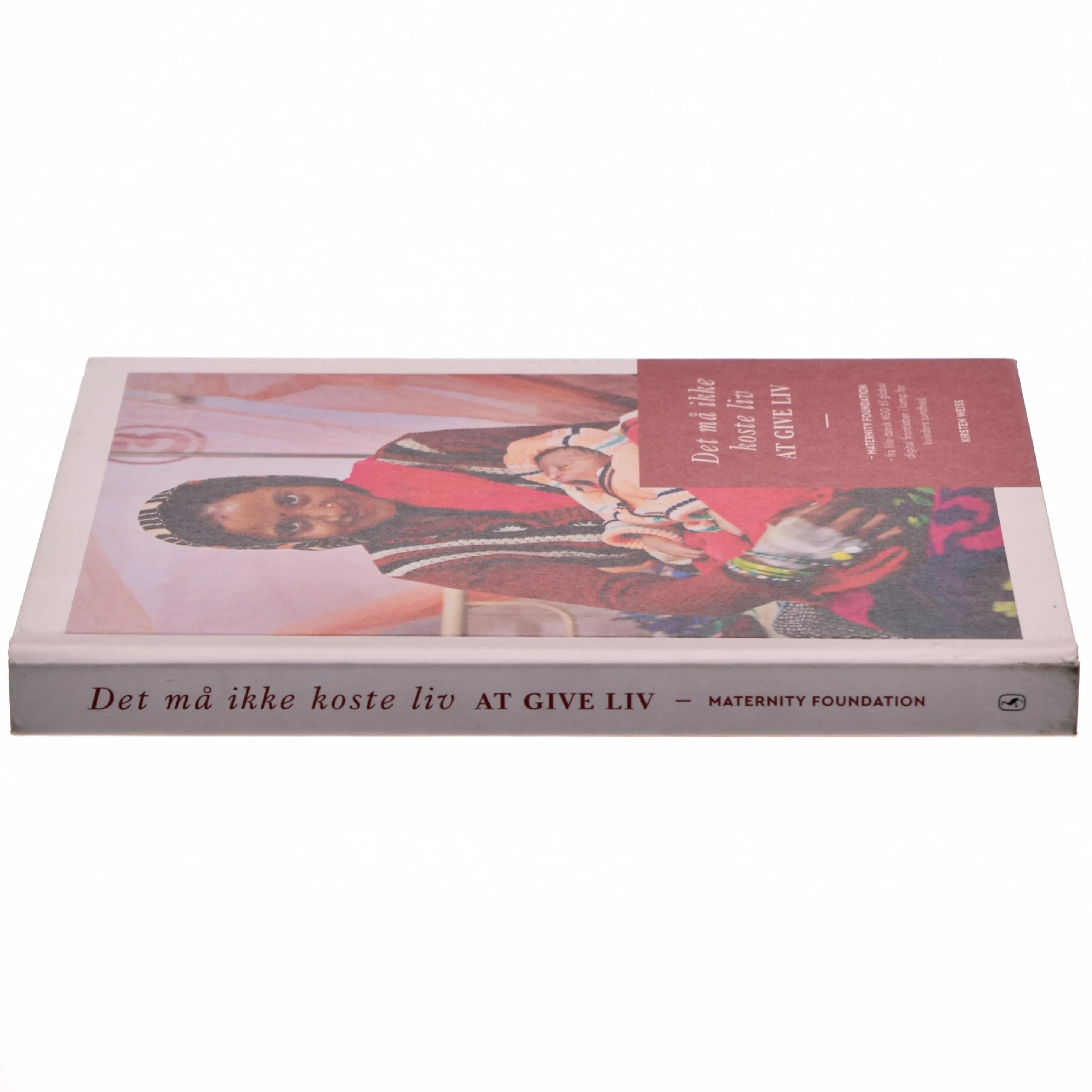 Det må ikke koste liv at give liv : Maternity Foundation - fra lille dansk NGO til global digital frontløber i kamp for kvinders sundhed af Kirsten Weiss (Bog)