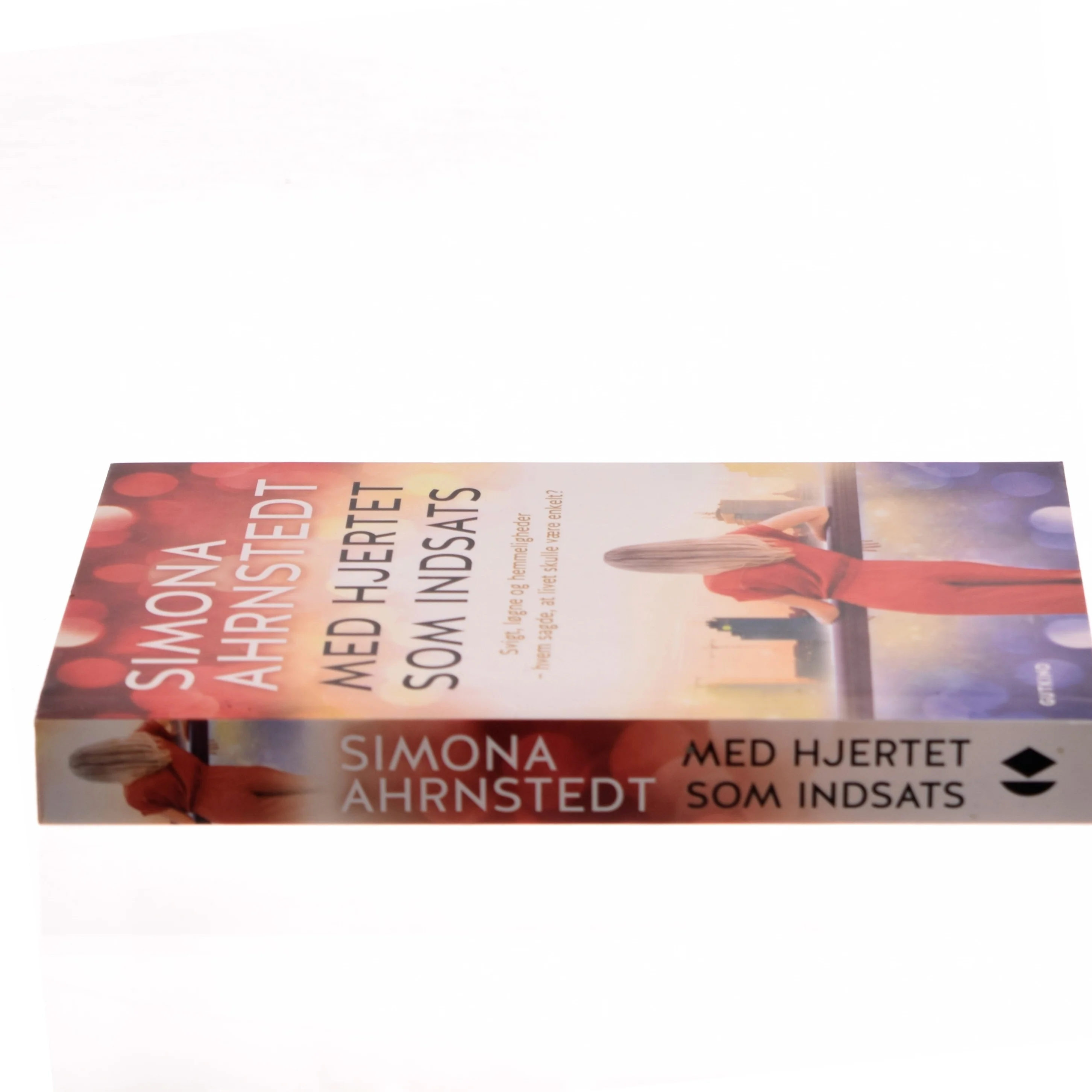 Med hjertet som indsats af Simona Ahrnstedt (Bog)